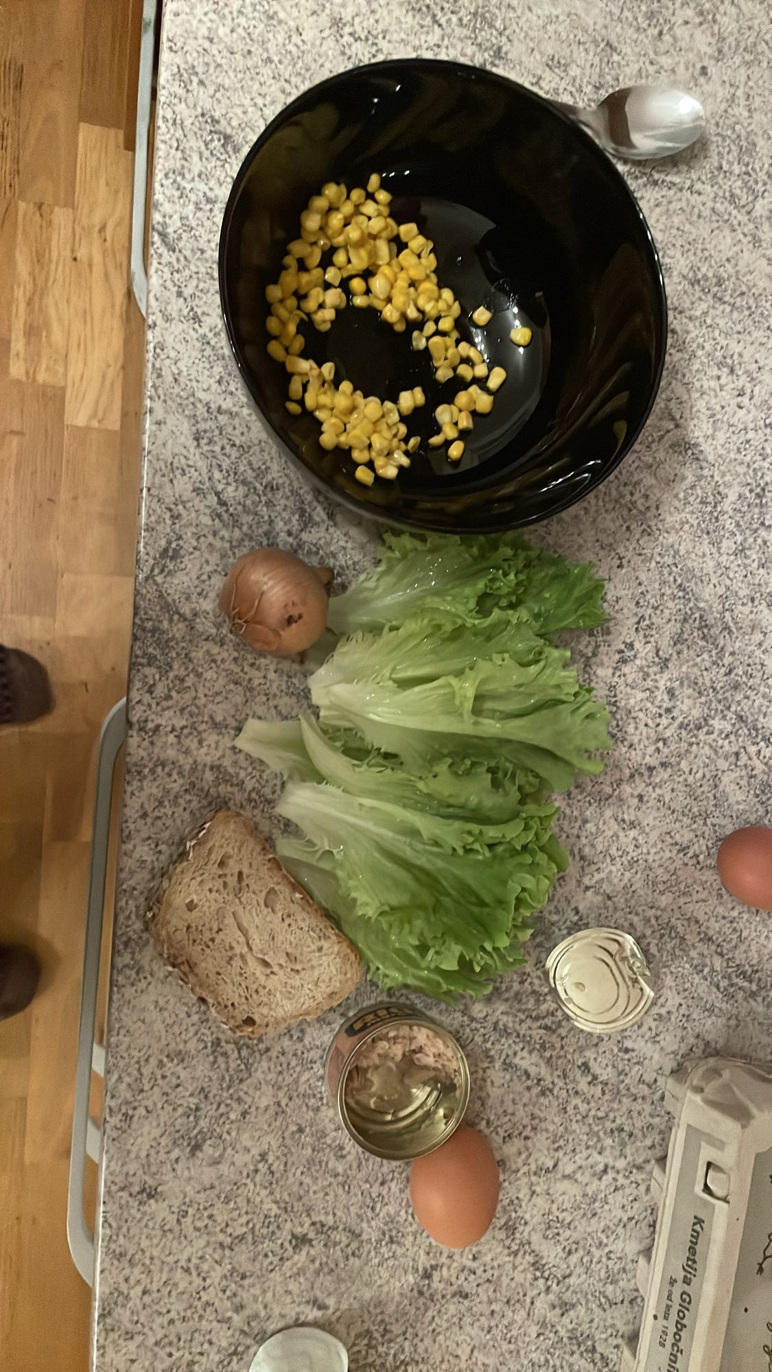 Tunina solata s kruhom