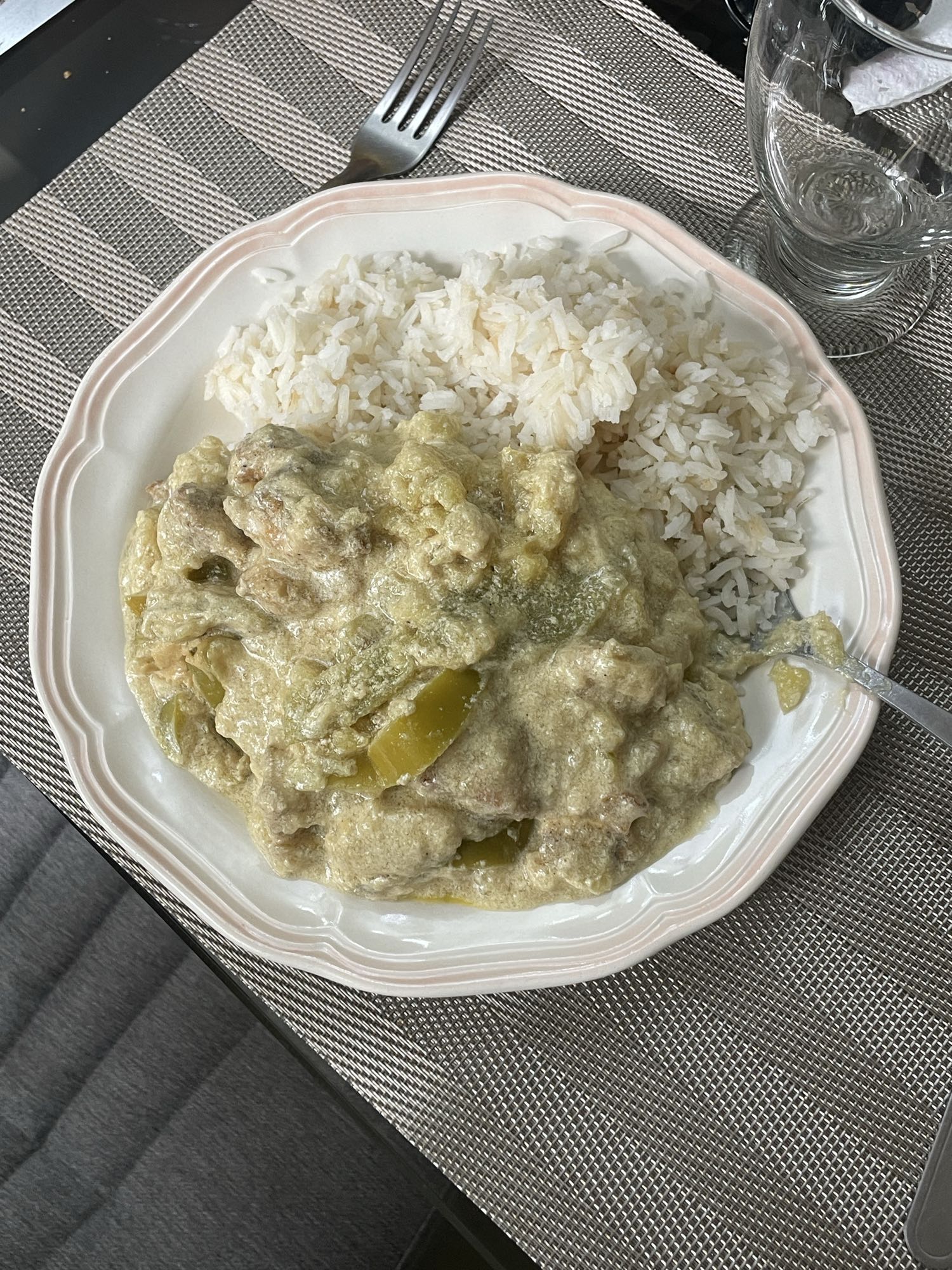 Pollo en salsa con arroz