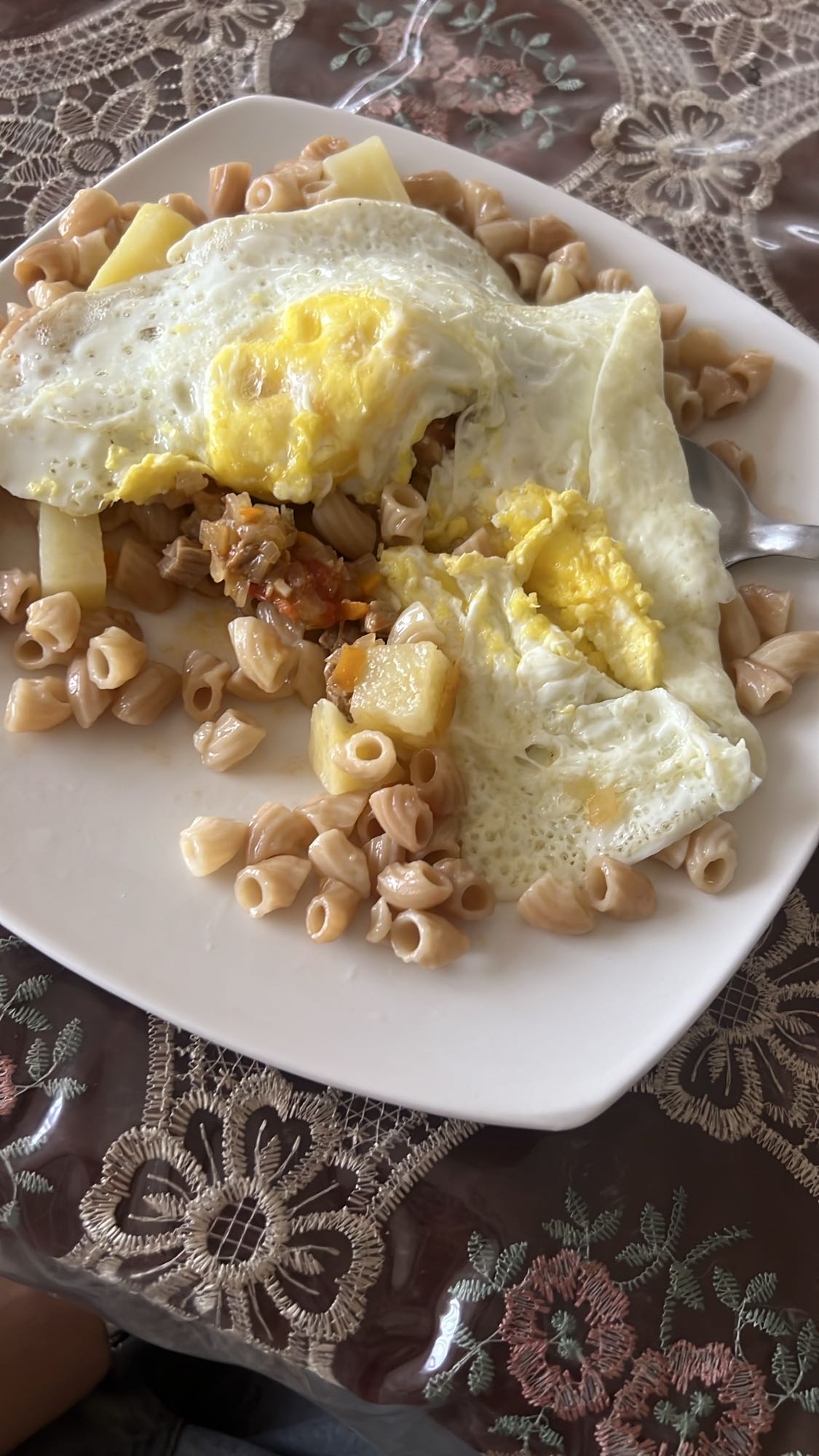 Pasta con huevo y carne