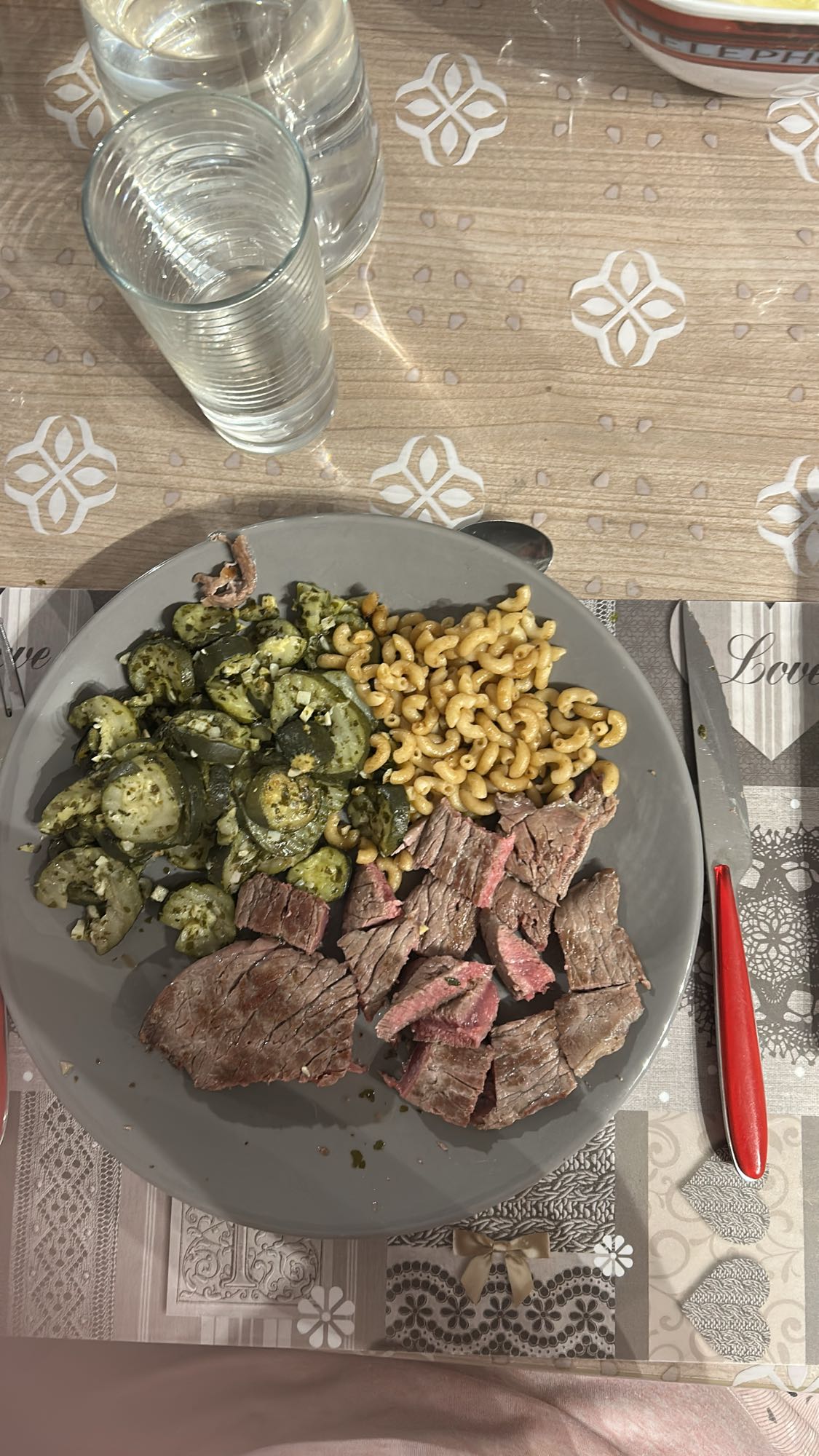 Steak avec pâtes et courgettes