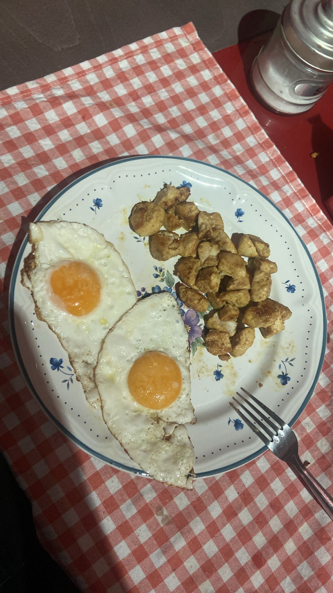 Huevos fritos con pollo