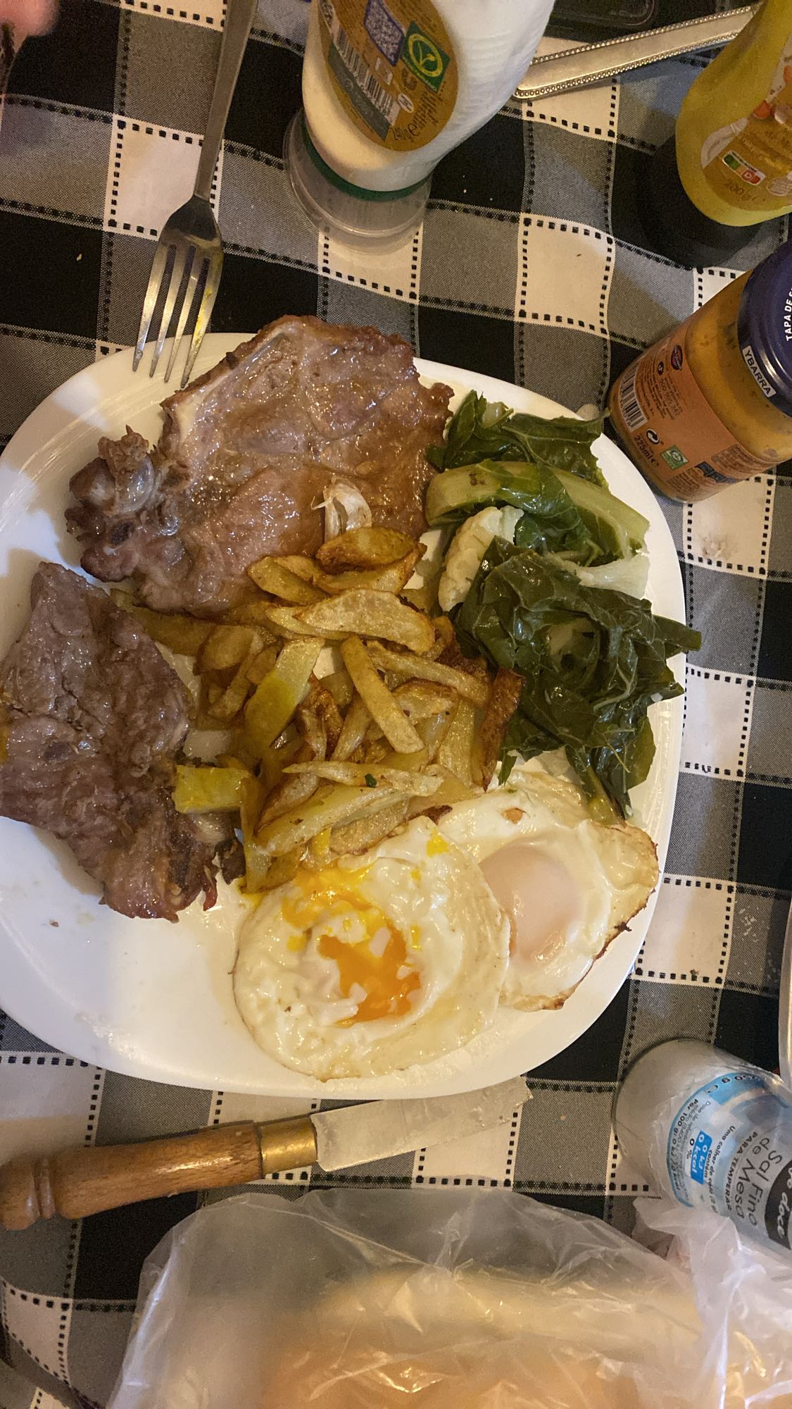 Plato de carne y huevos