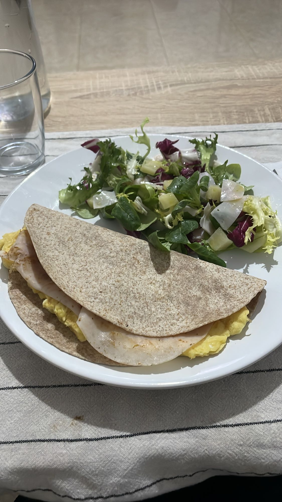 Tortilla con ensalada