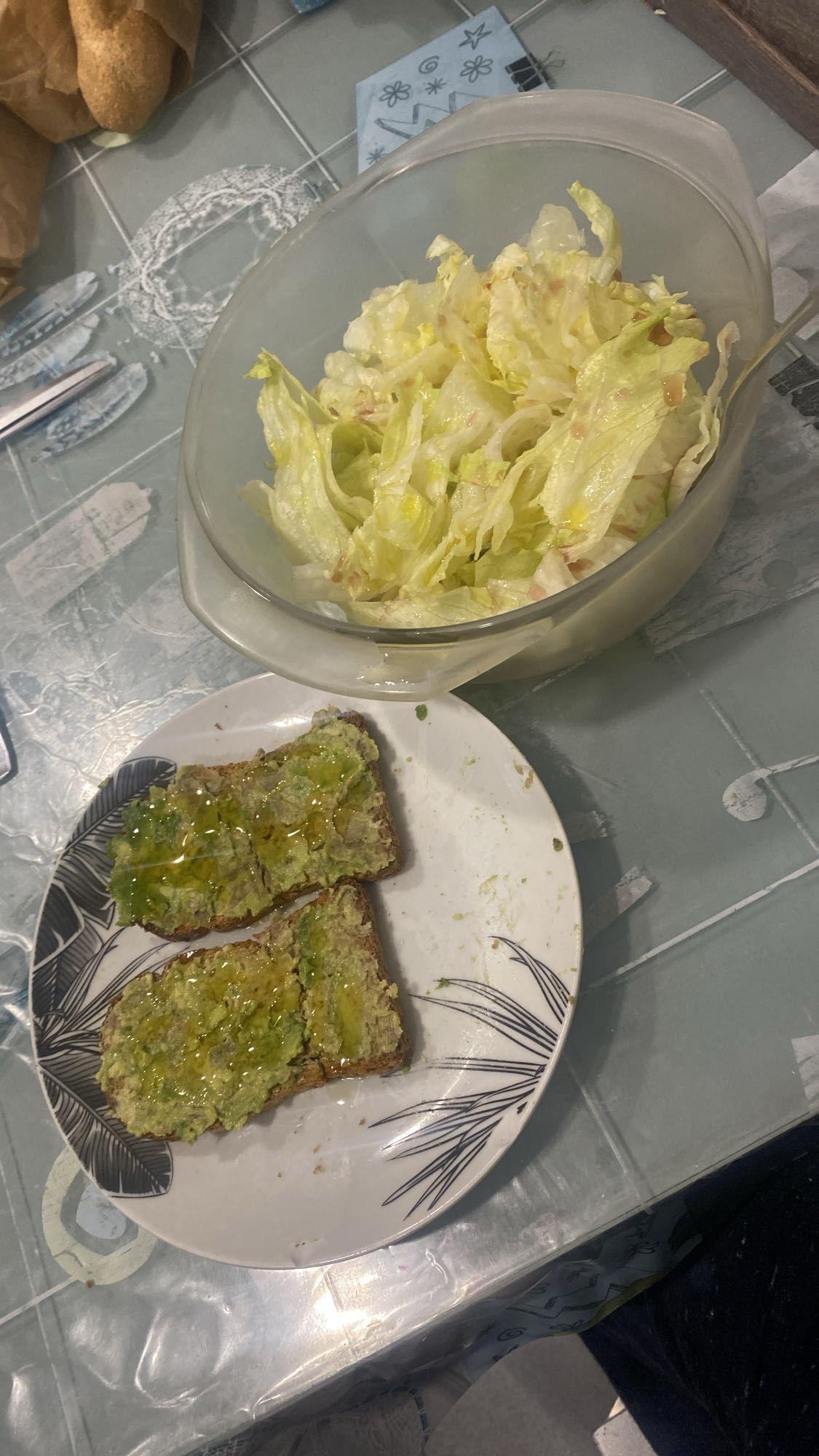 Tostadas con aguacate y ensalada