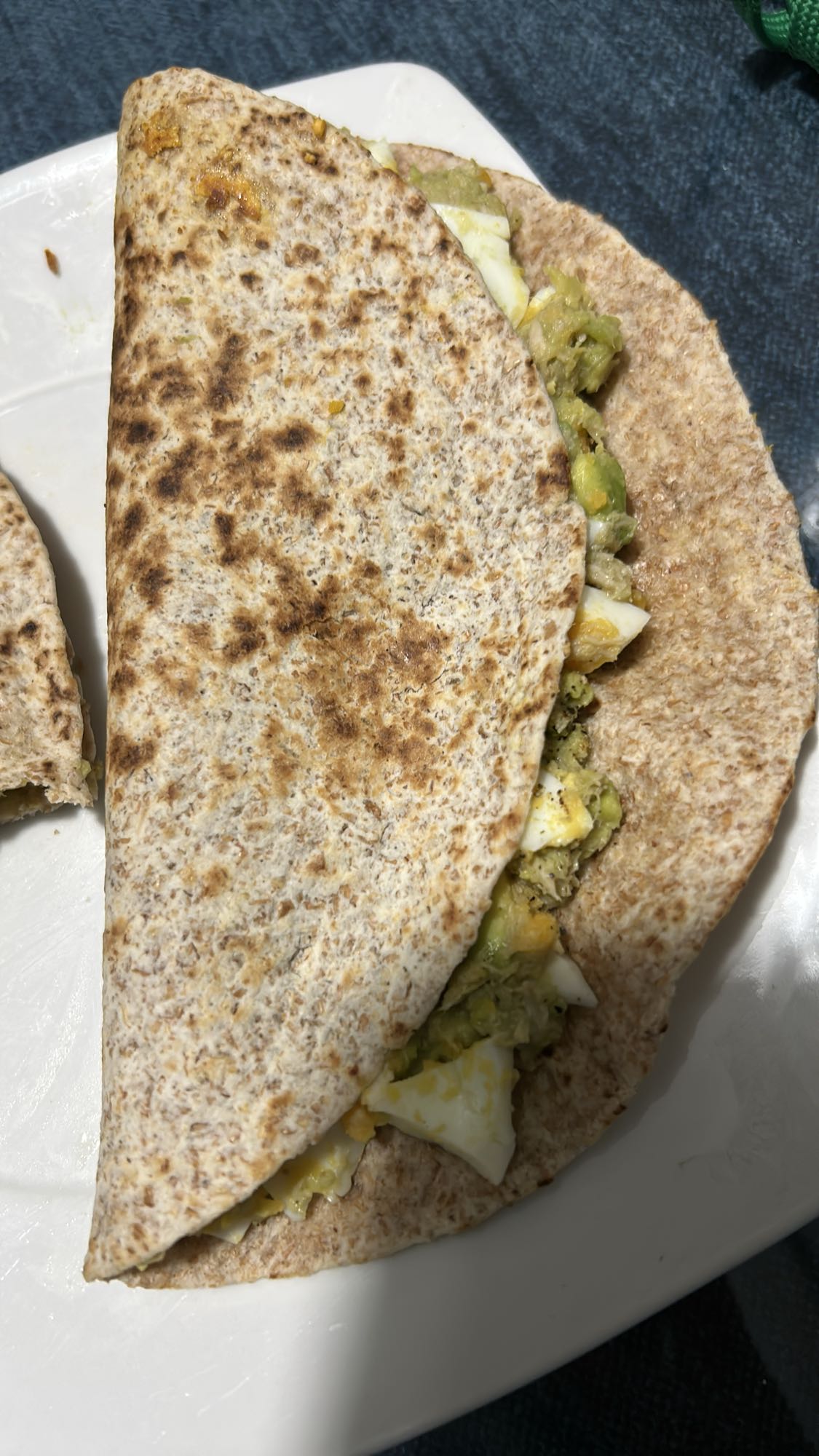 Tortilla con huevo y aguacate