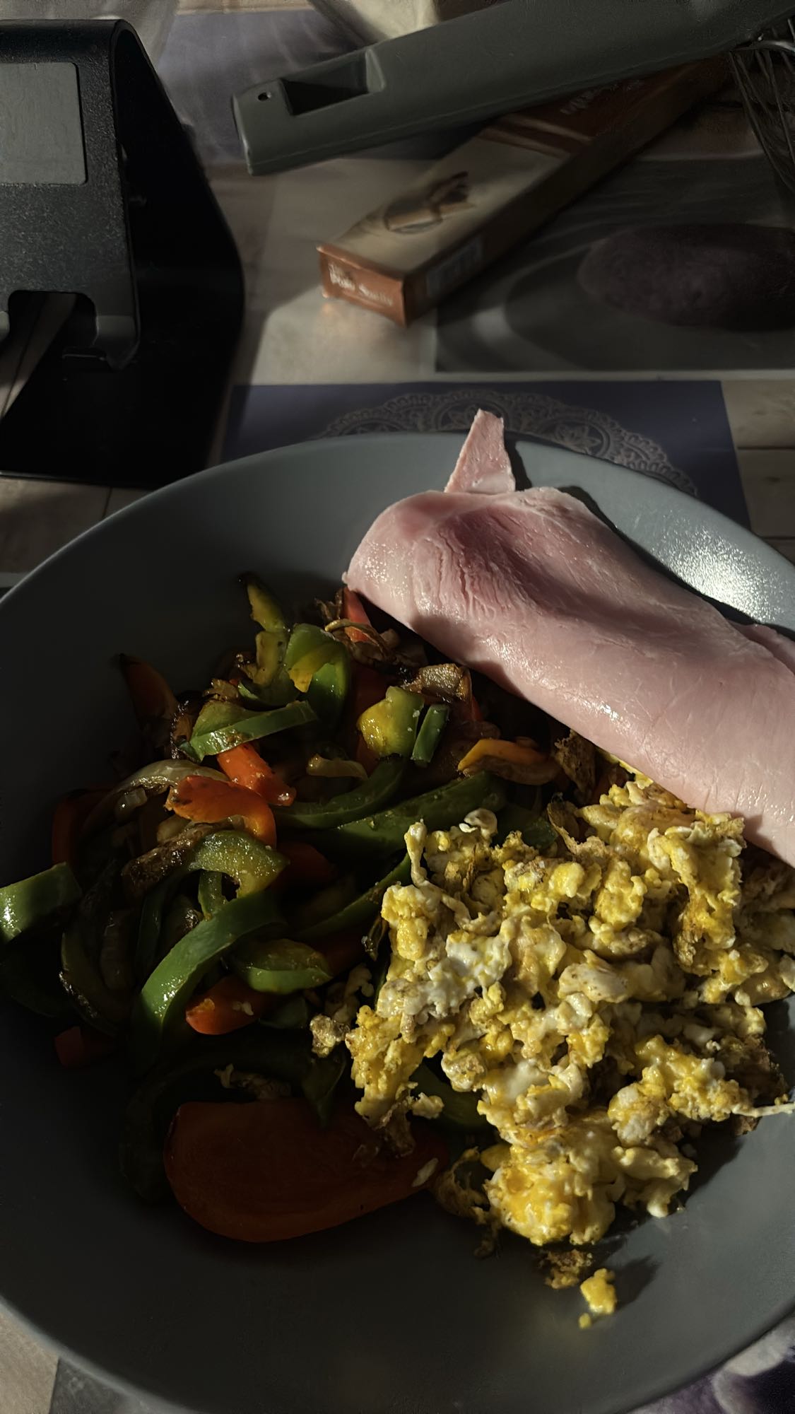 Oeufs brouillés et légumes