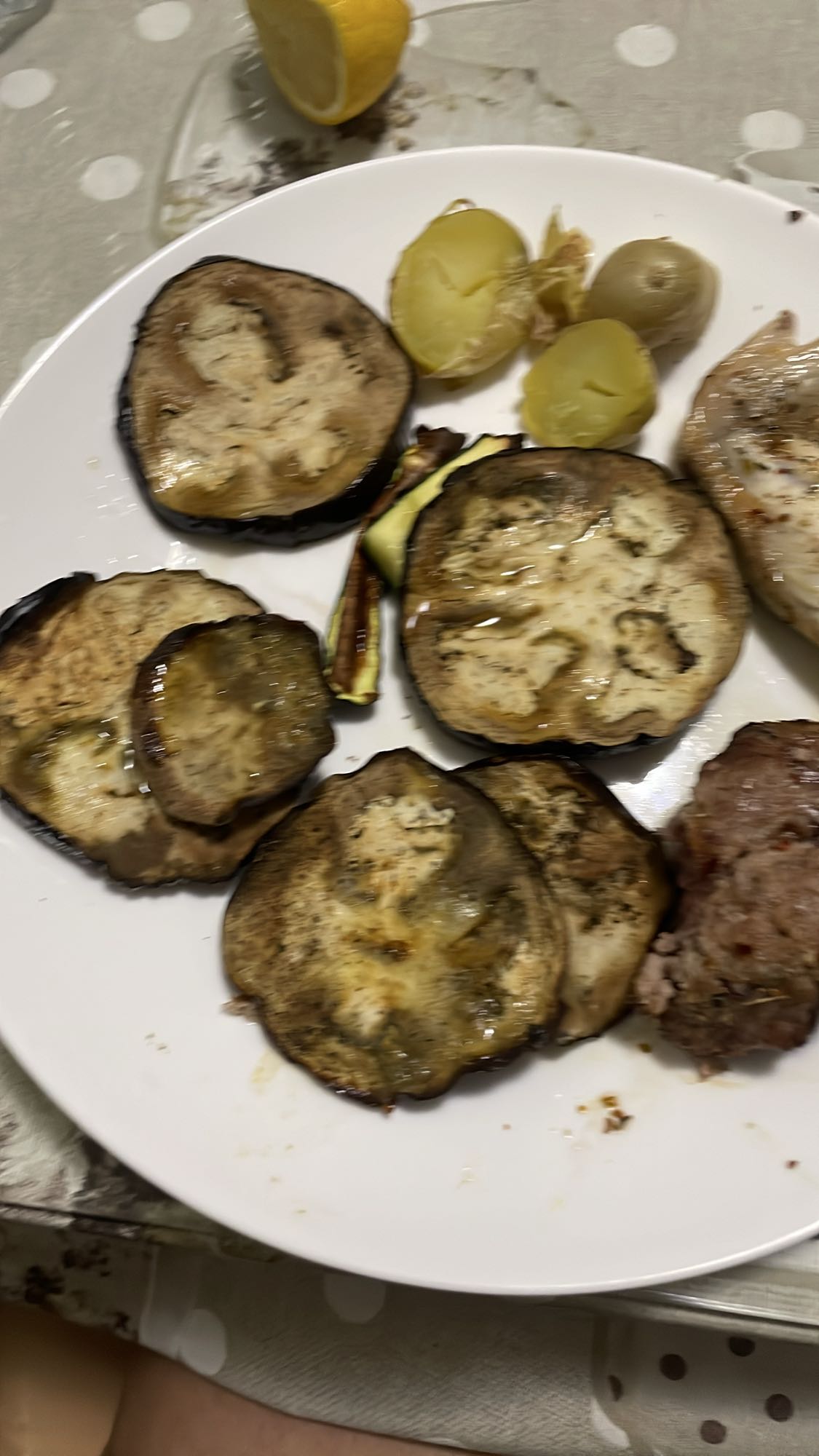 Berenjena y carne asada