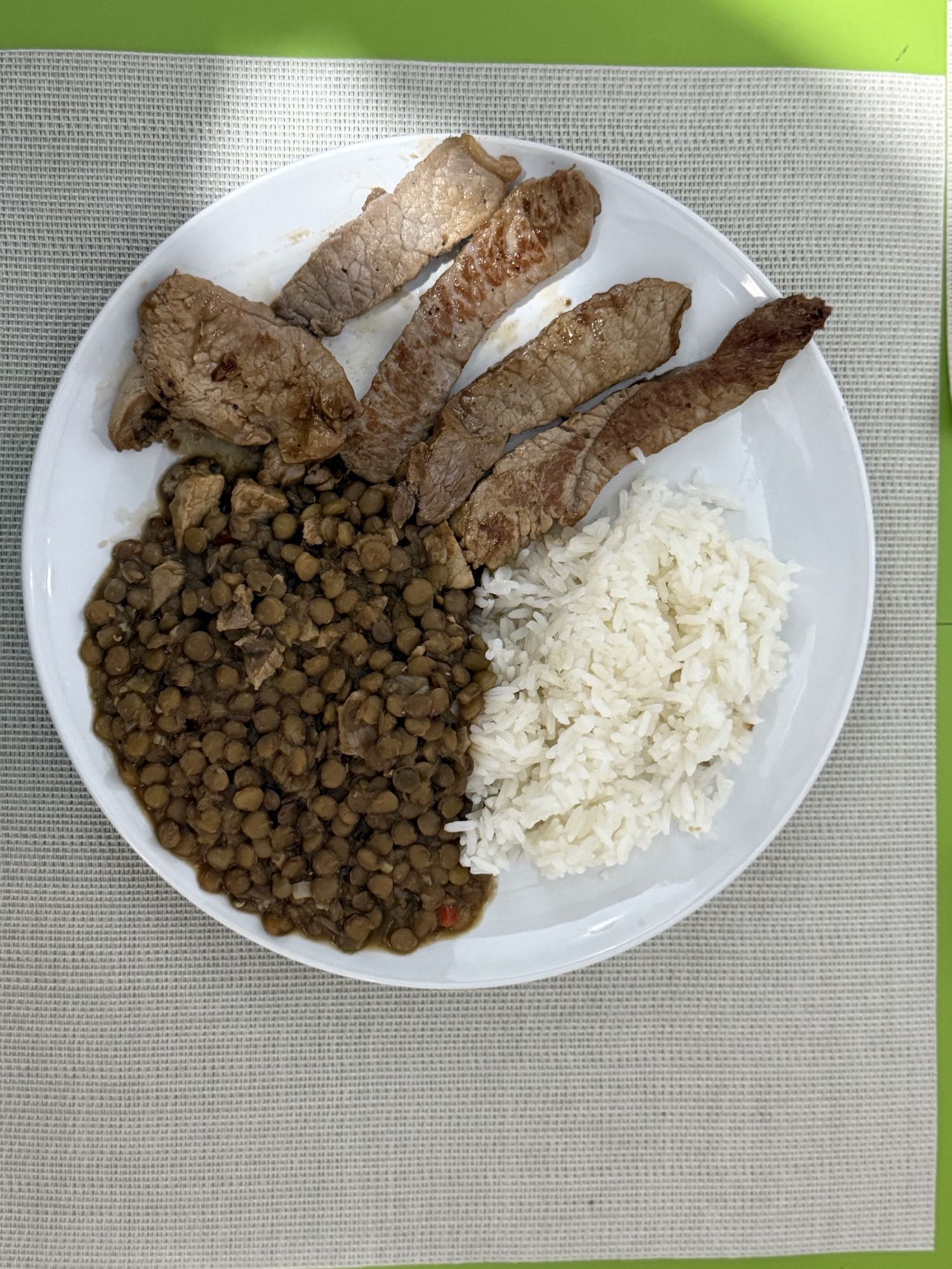 Lentejas con arroz y carne
