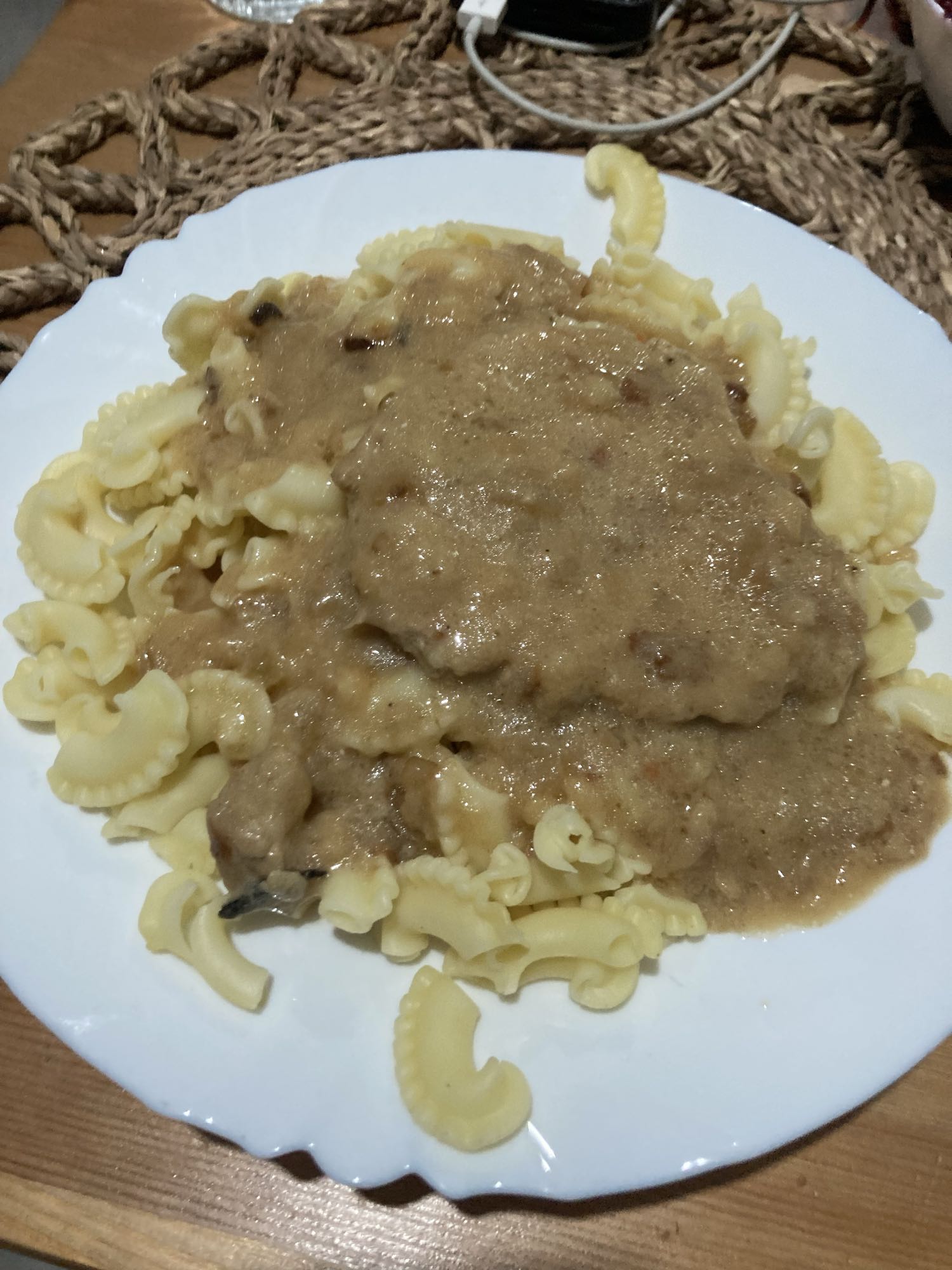 Makaron z sosem mięsnym