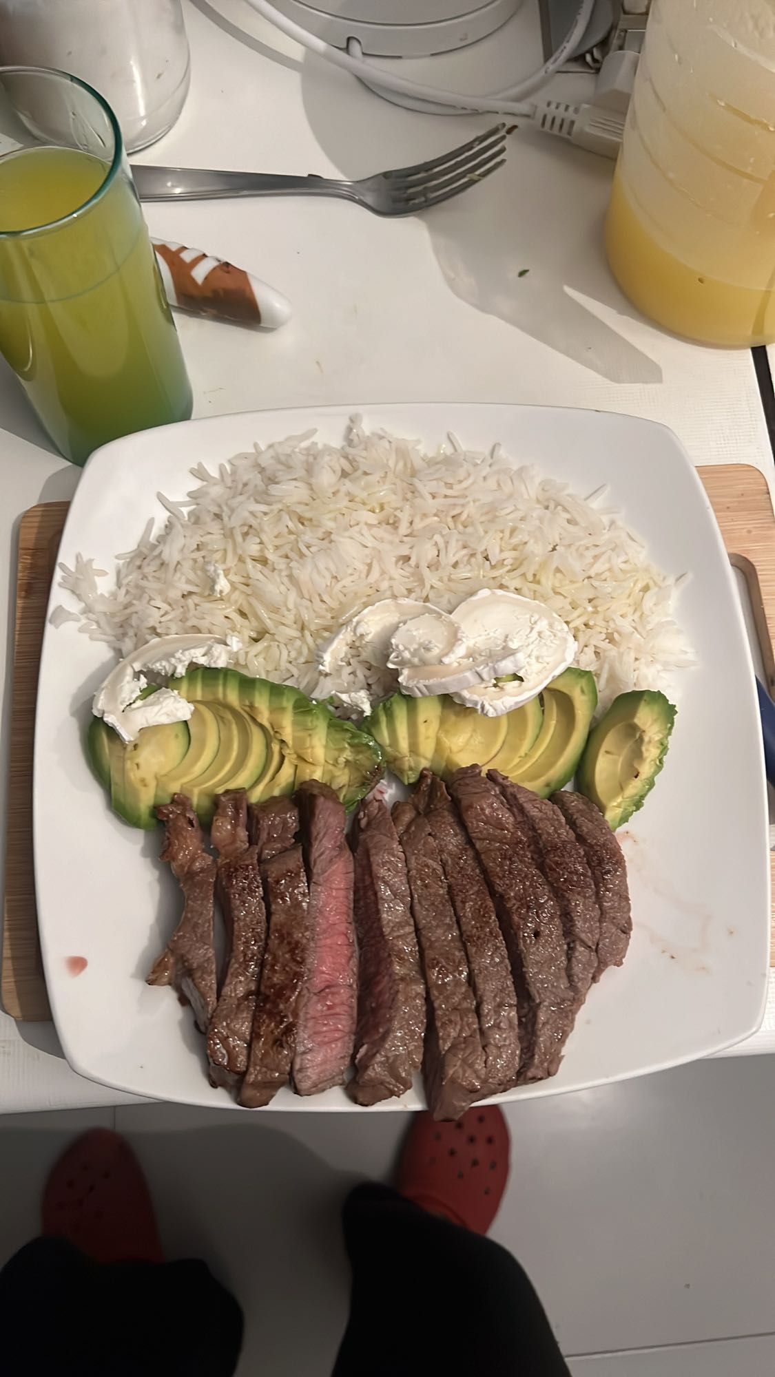 Arroz con carne y aguacate