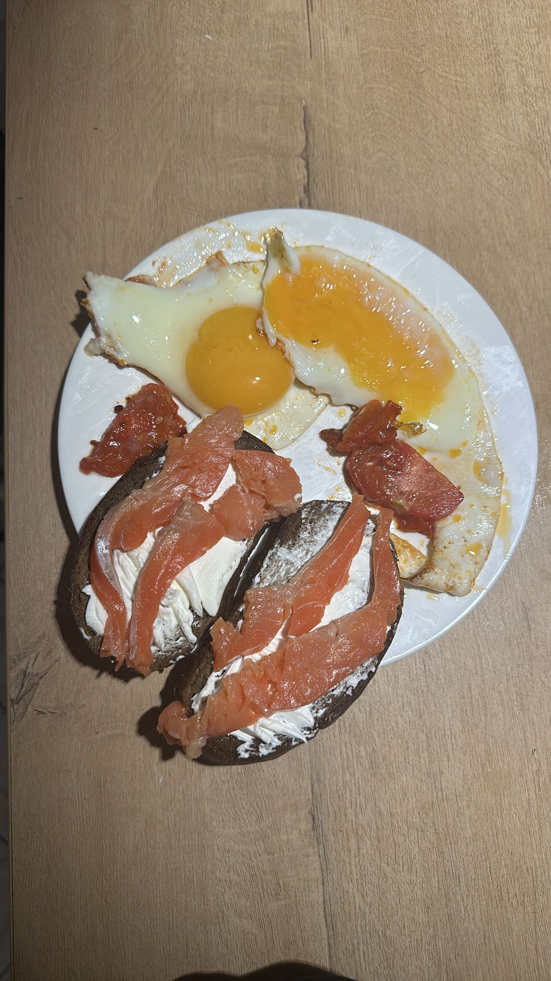 Яичница с тостами и лососем