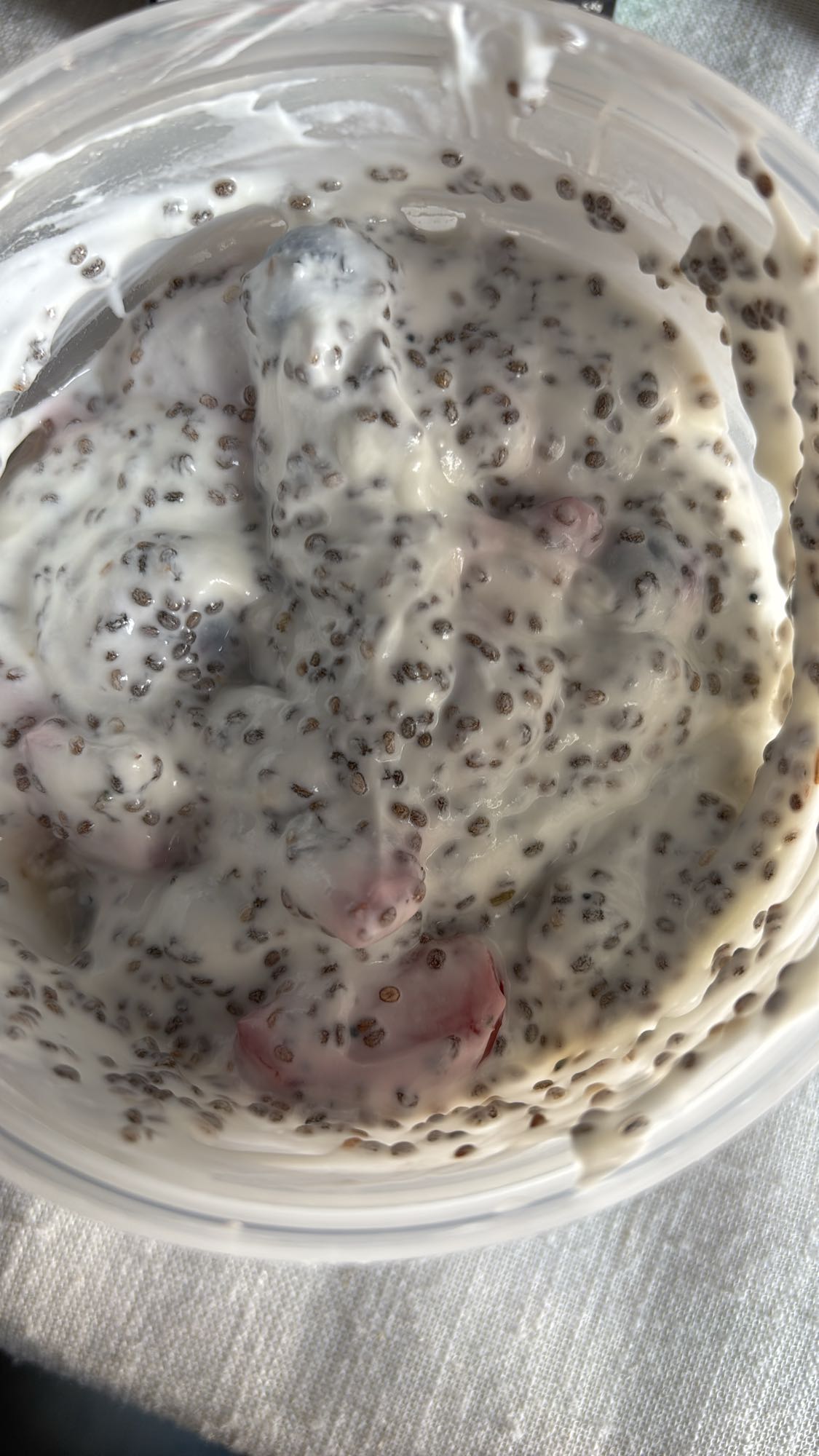 Jogurt z chia i owocami