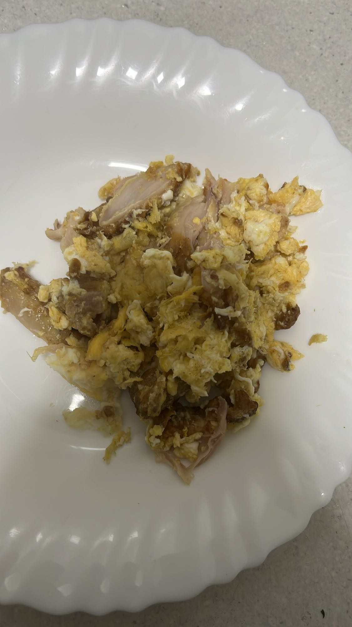 Pollo revuelto con huevo