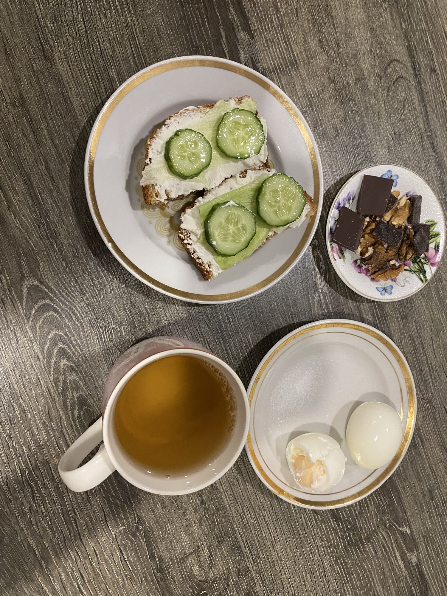 Завтрак с тостами и яйцами