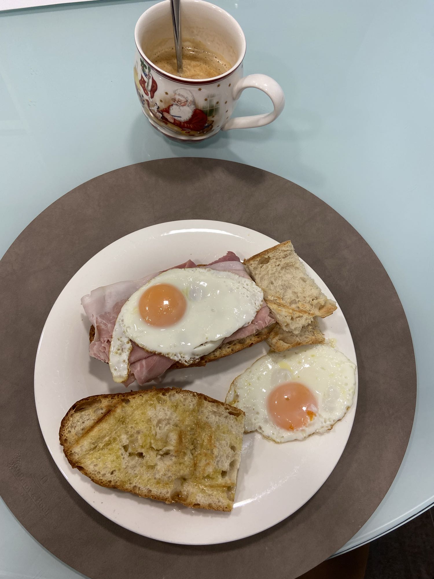 Tostadas con huevo y café