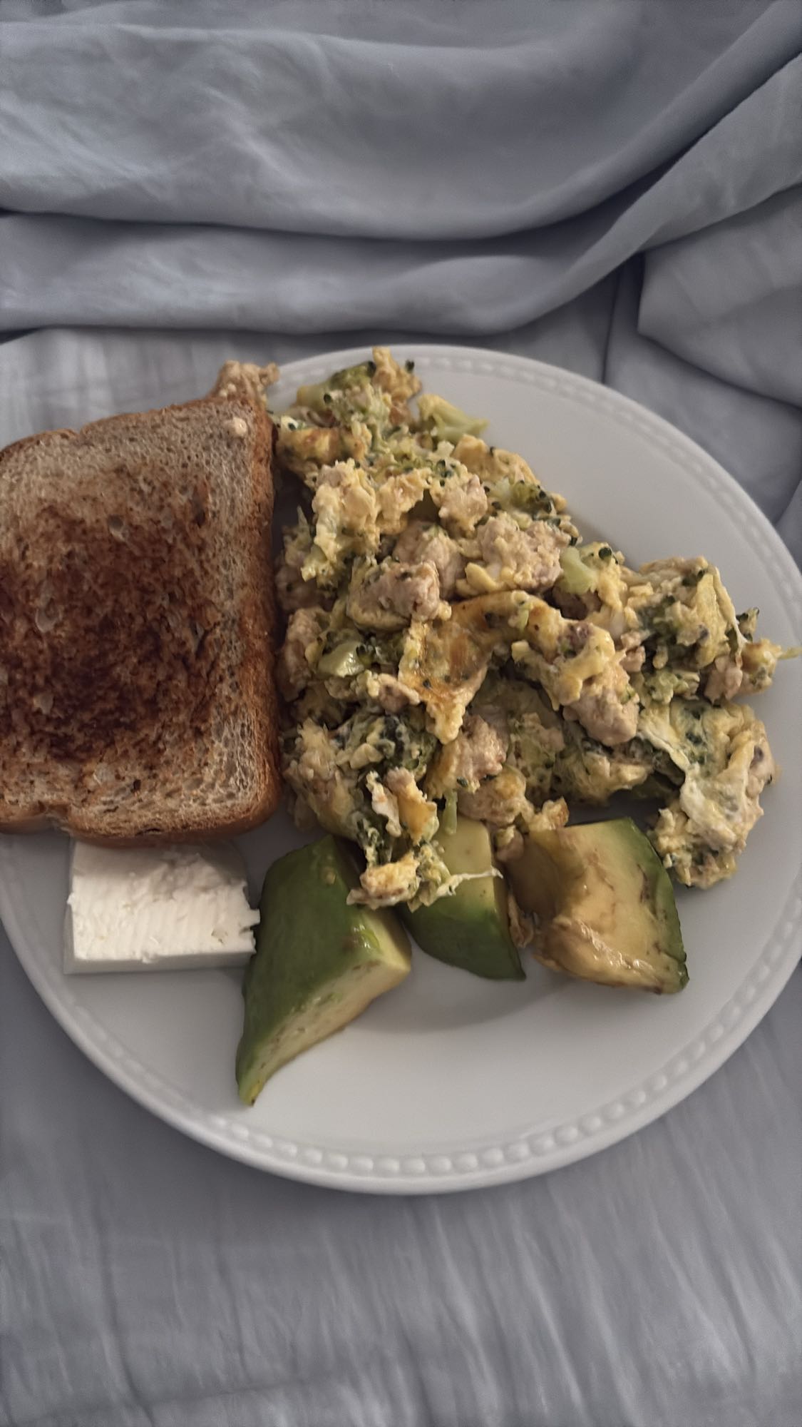 Revuelto con aguacate