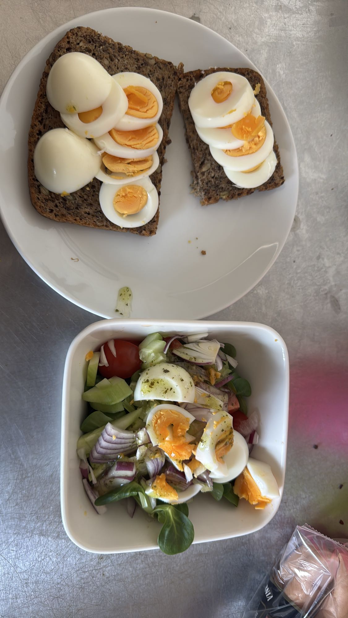 Kanapki z jajkiem i sałatka