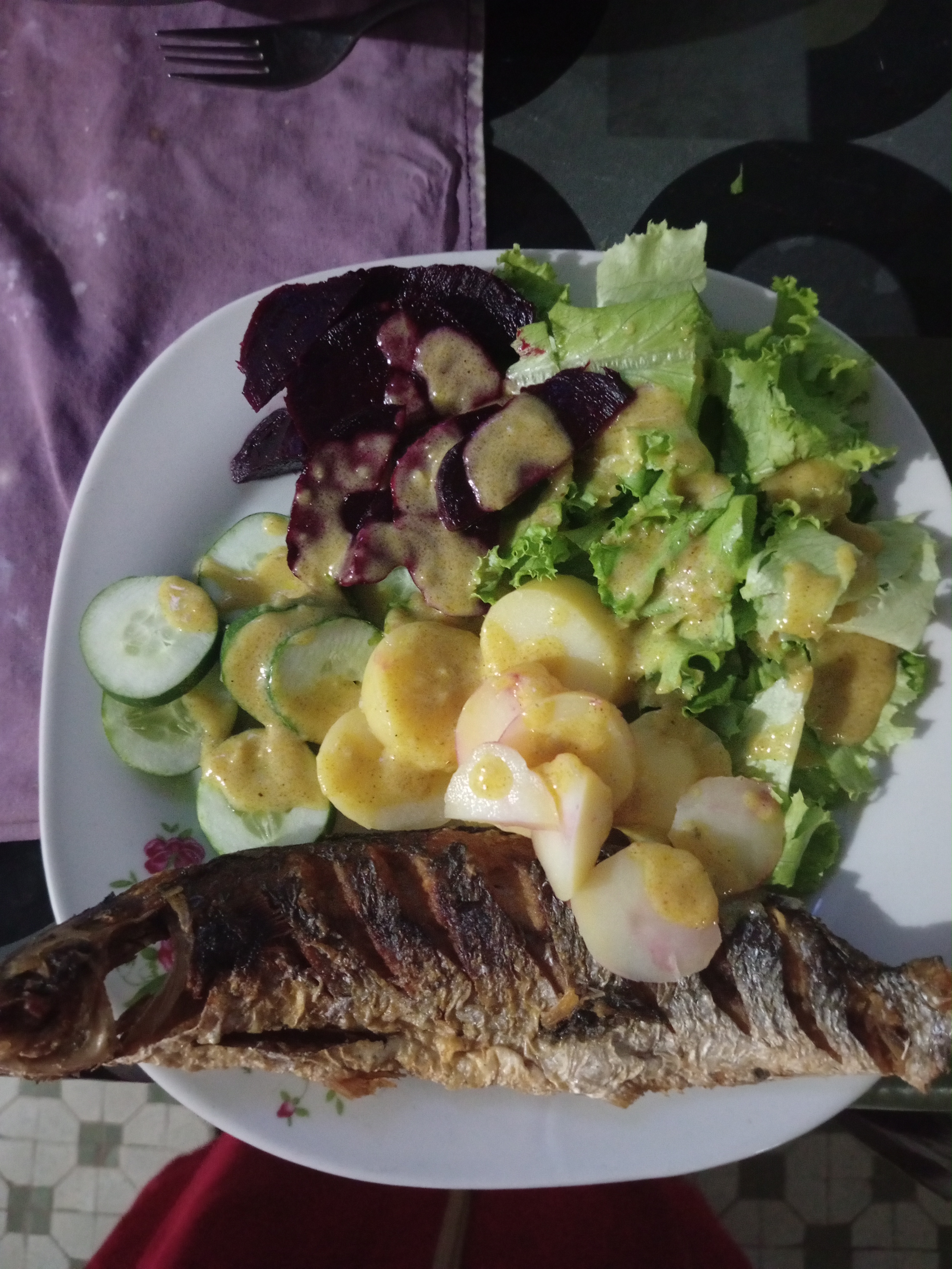 Poisson grillé avec salade