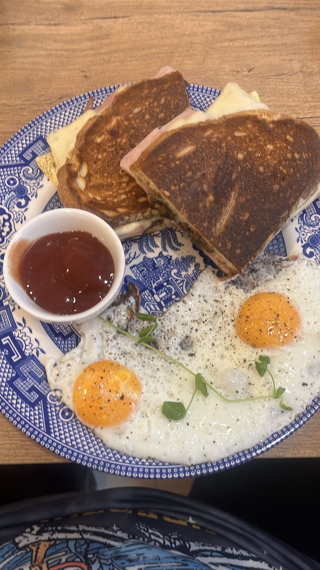 Tosty z jajkami sadzonymi