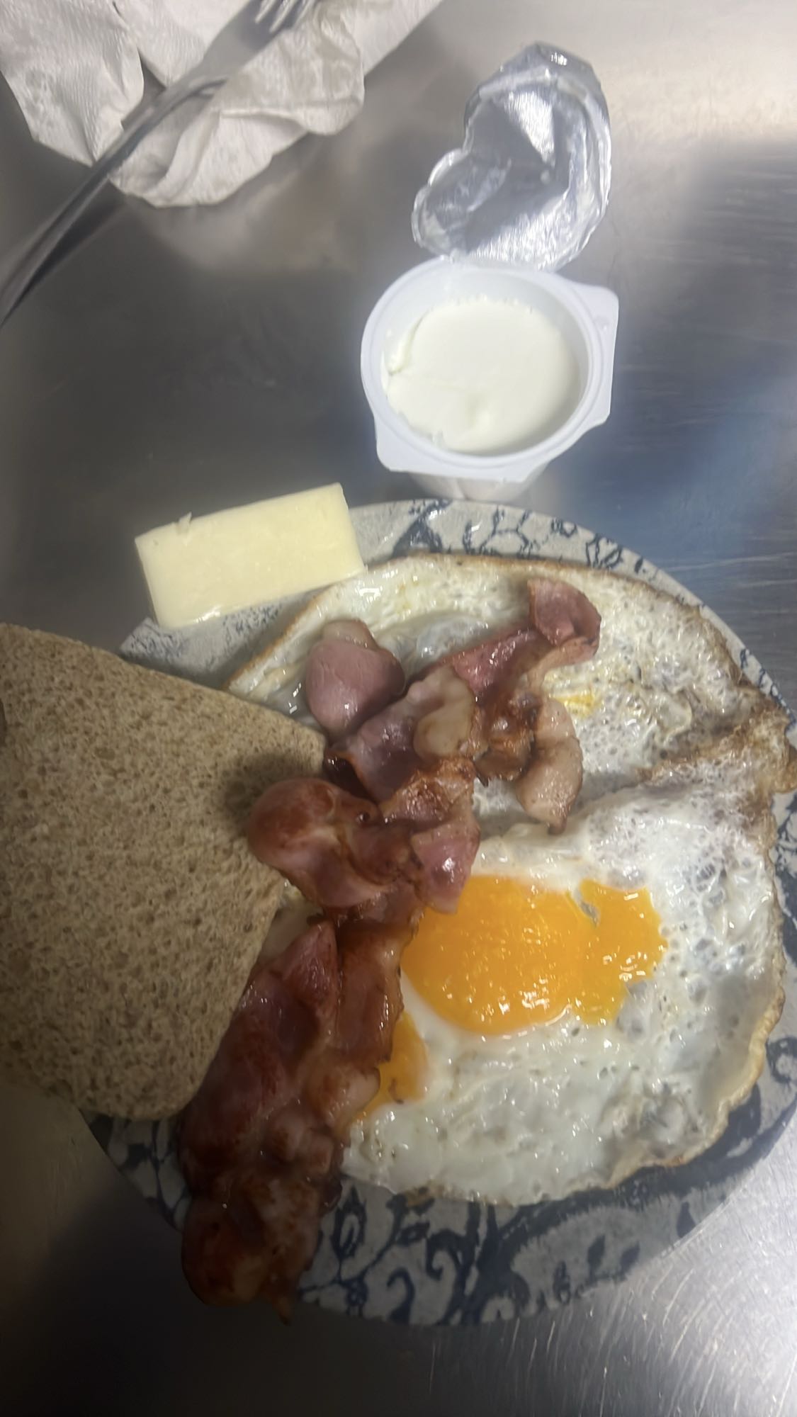 Desayuno con huevos y tocino