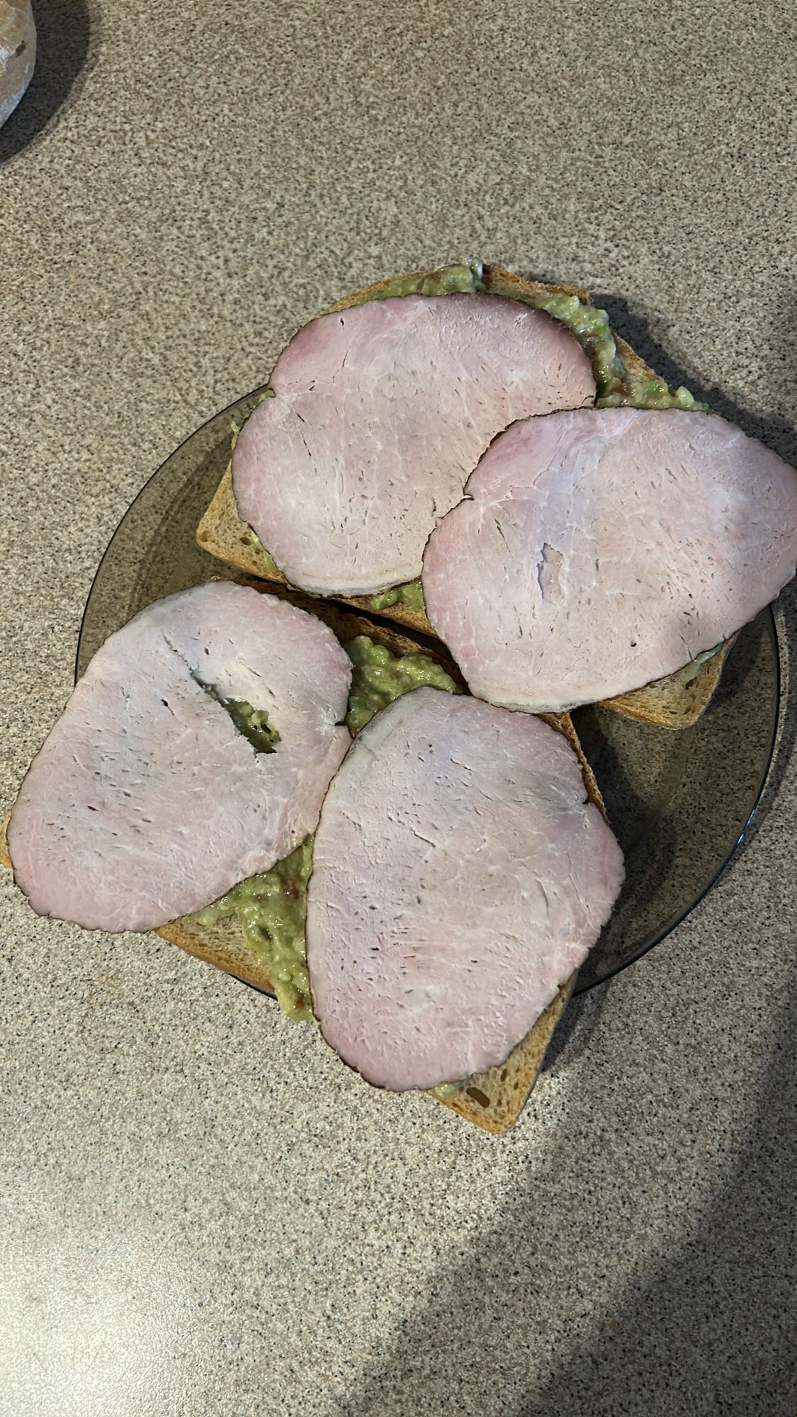 Kanapki z szynką i awokado