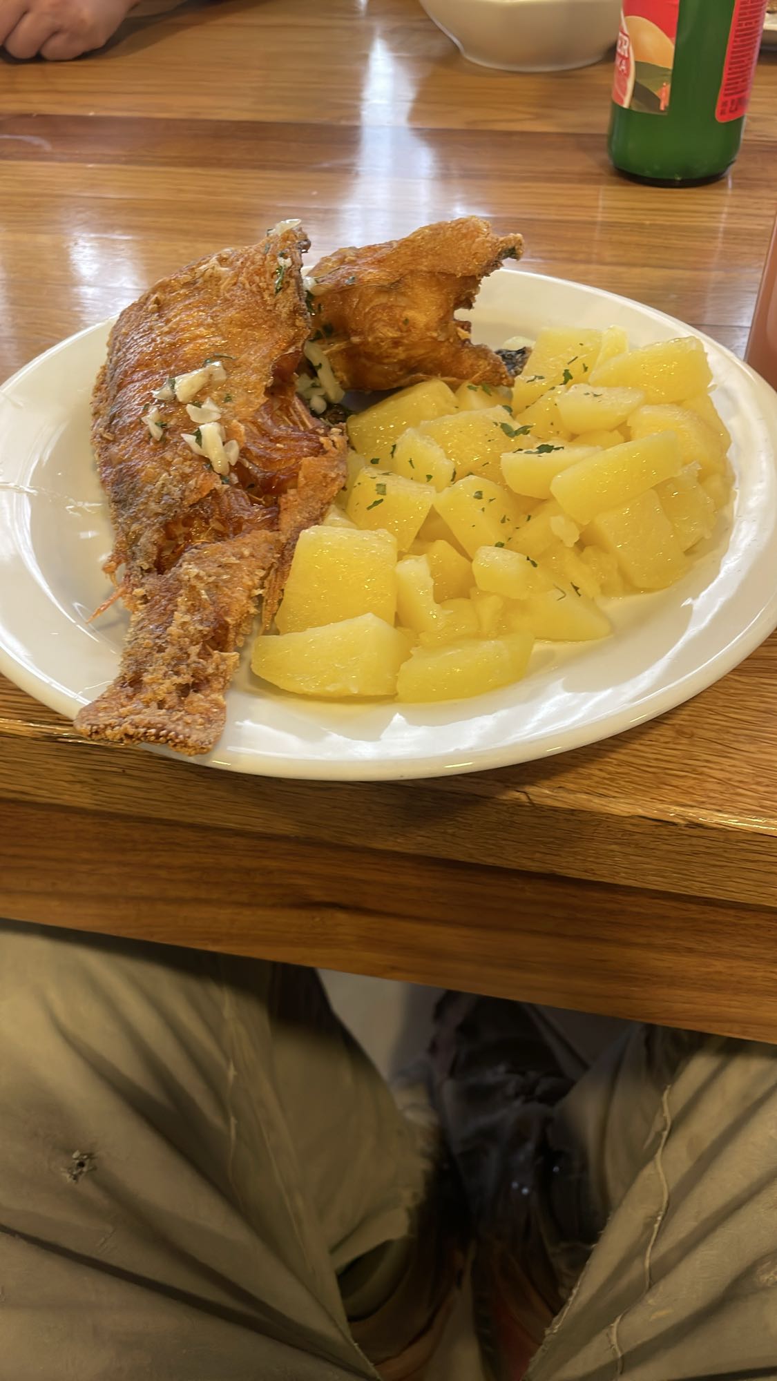 Ocvrta riba s krompirjem