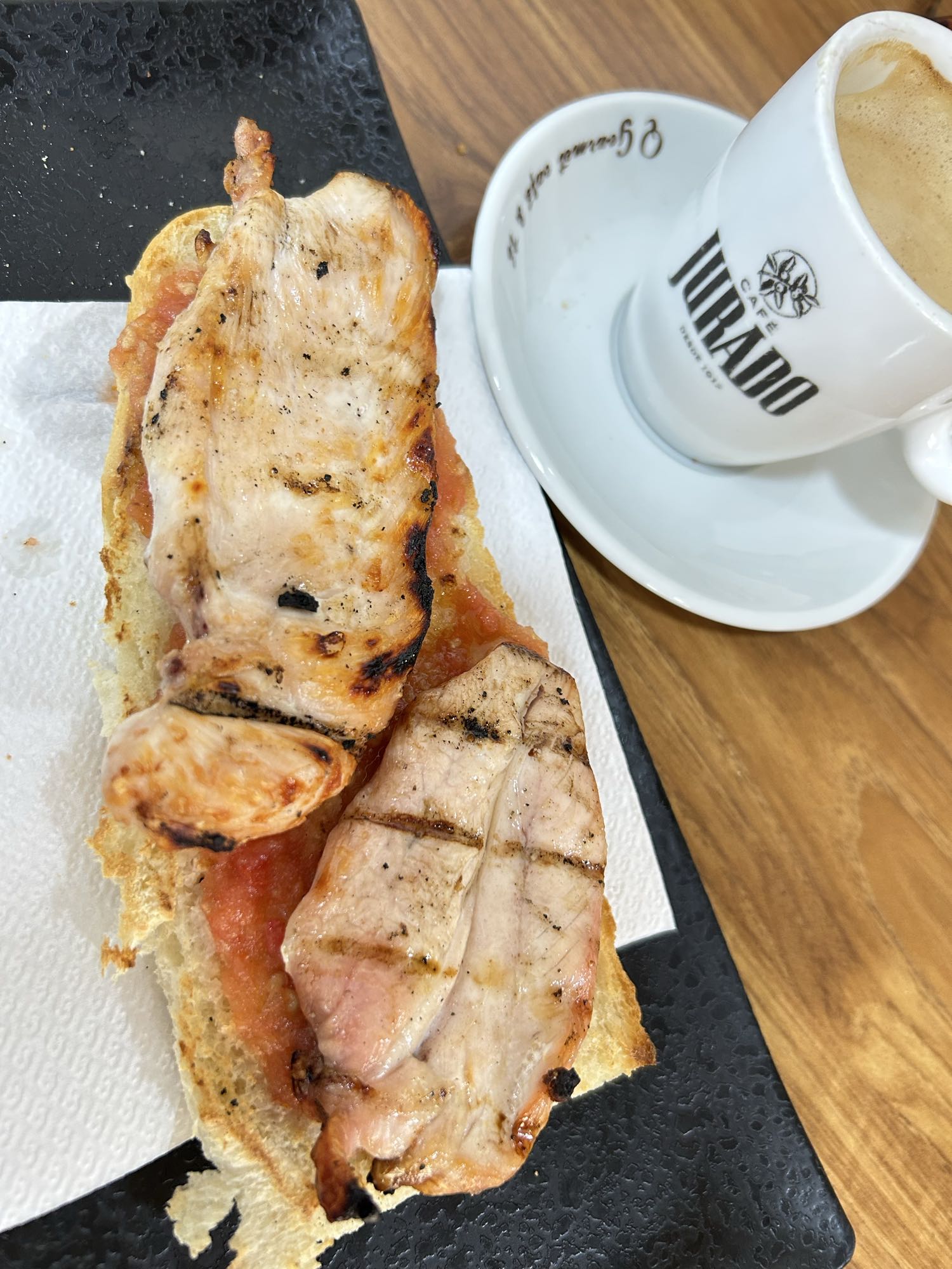 Bocadillo de lomo y tomate