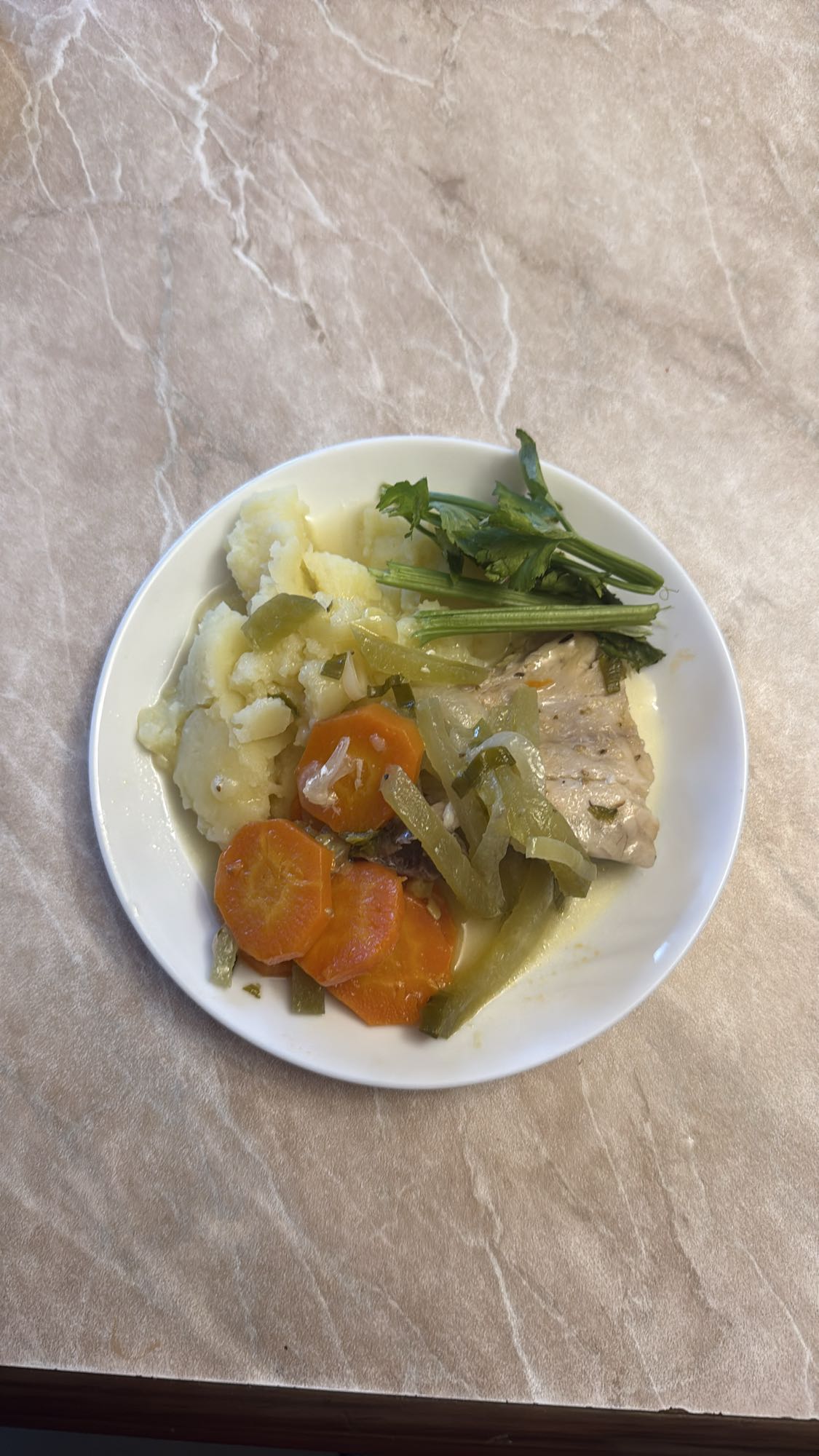 Тушеная рыба с овощами