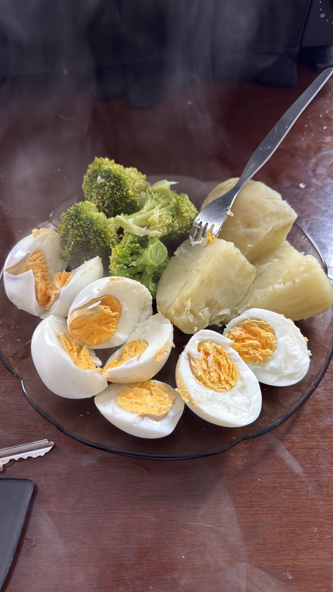 Huevos con yuca y brócoli