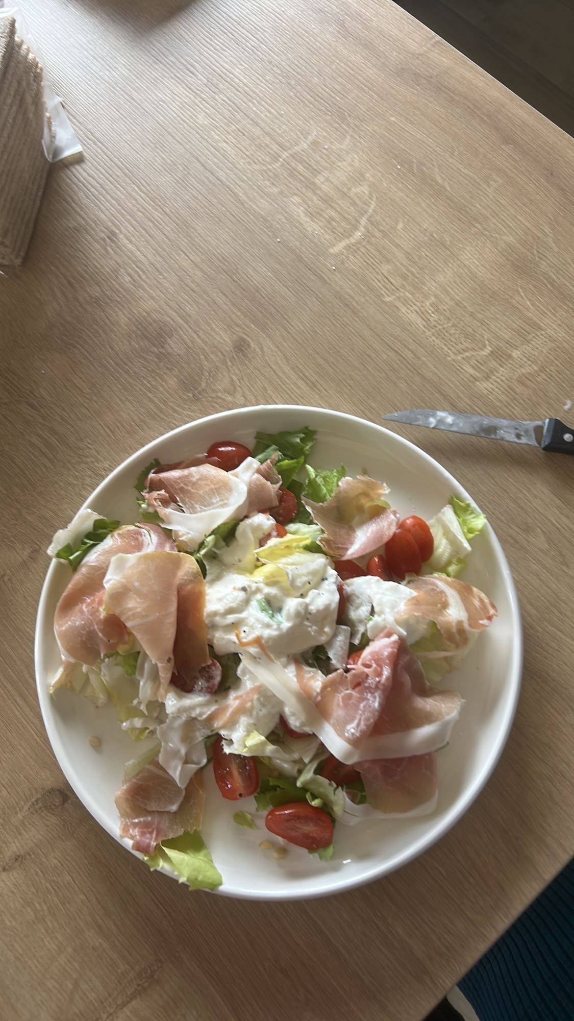 Salade au jambon cru