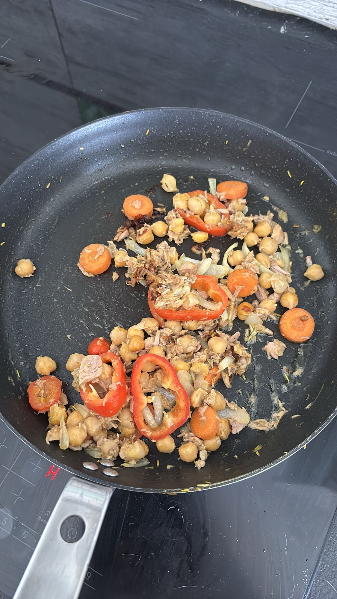 Smażona ciecierzyca z tuńczykiem