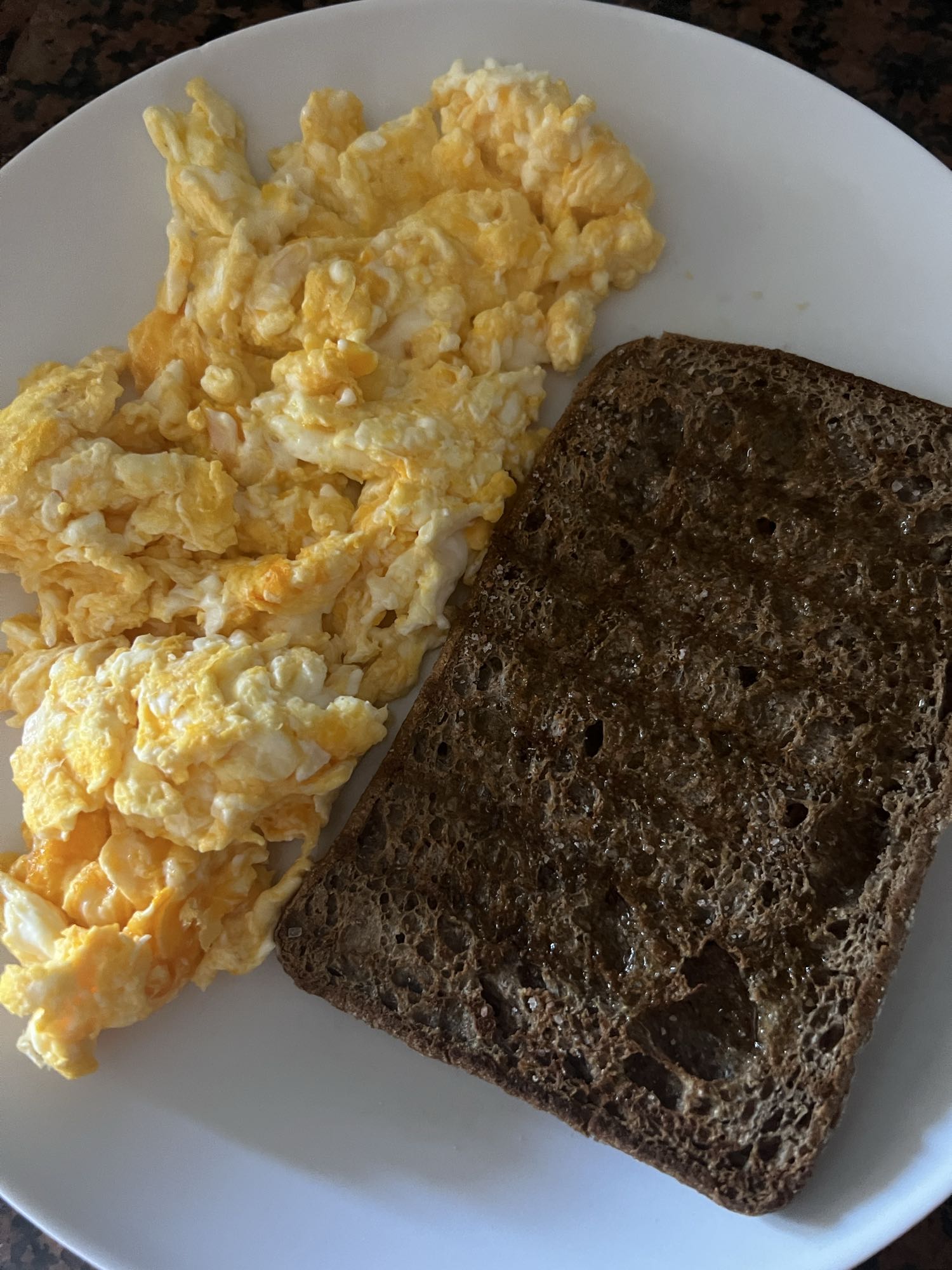 Huevos revueltos con pan