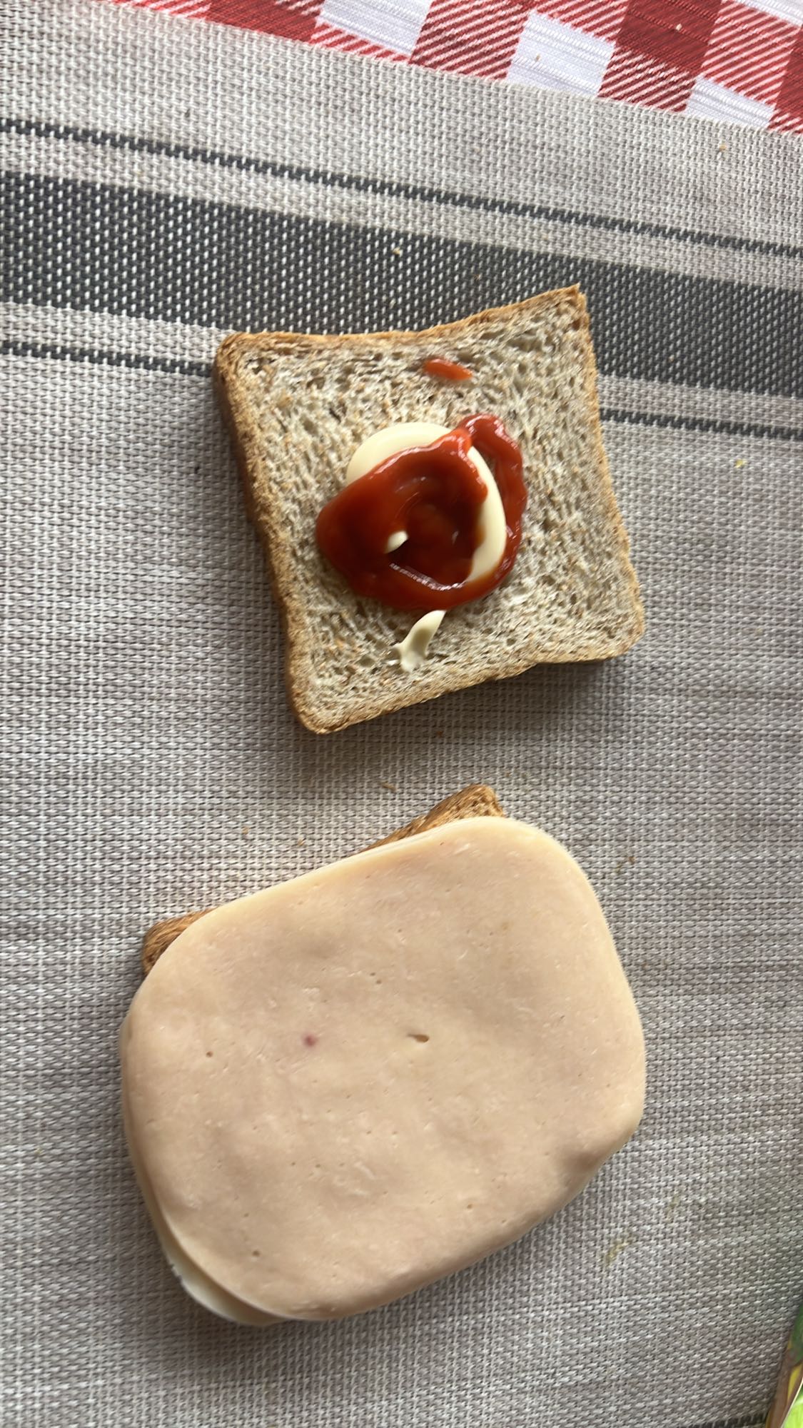 Sándwich de pan y embutido