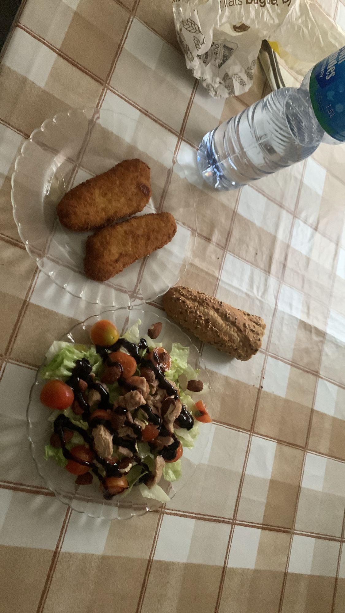 Ensalada con pollo y pan