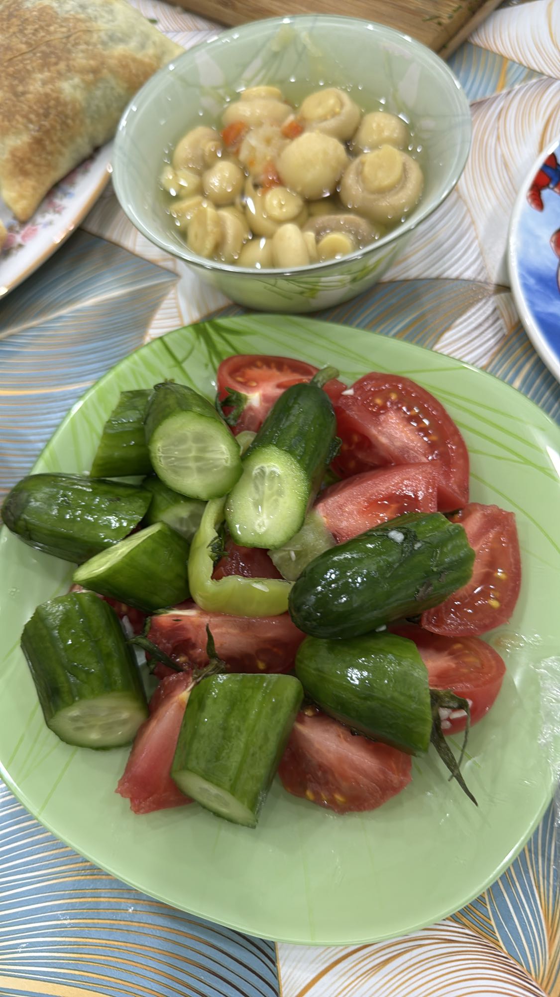 Овощной салат и грибы