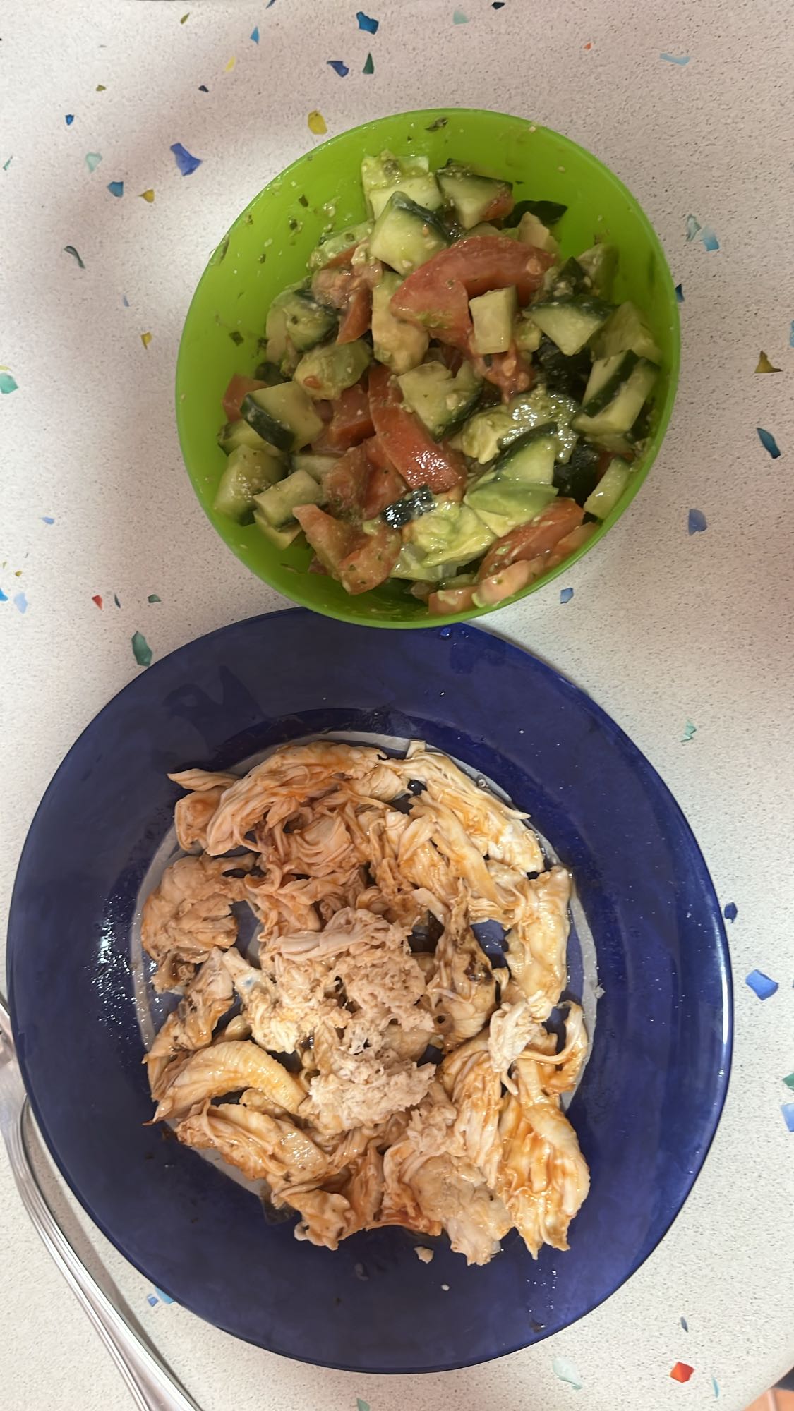 Pollo deshebrado con ensalada