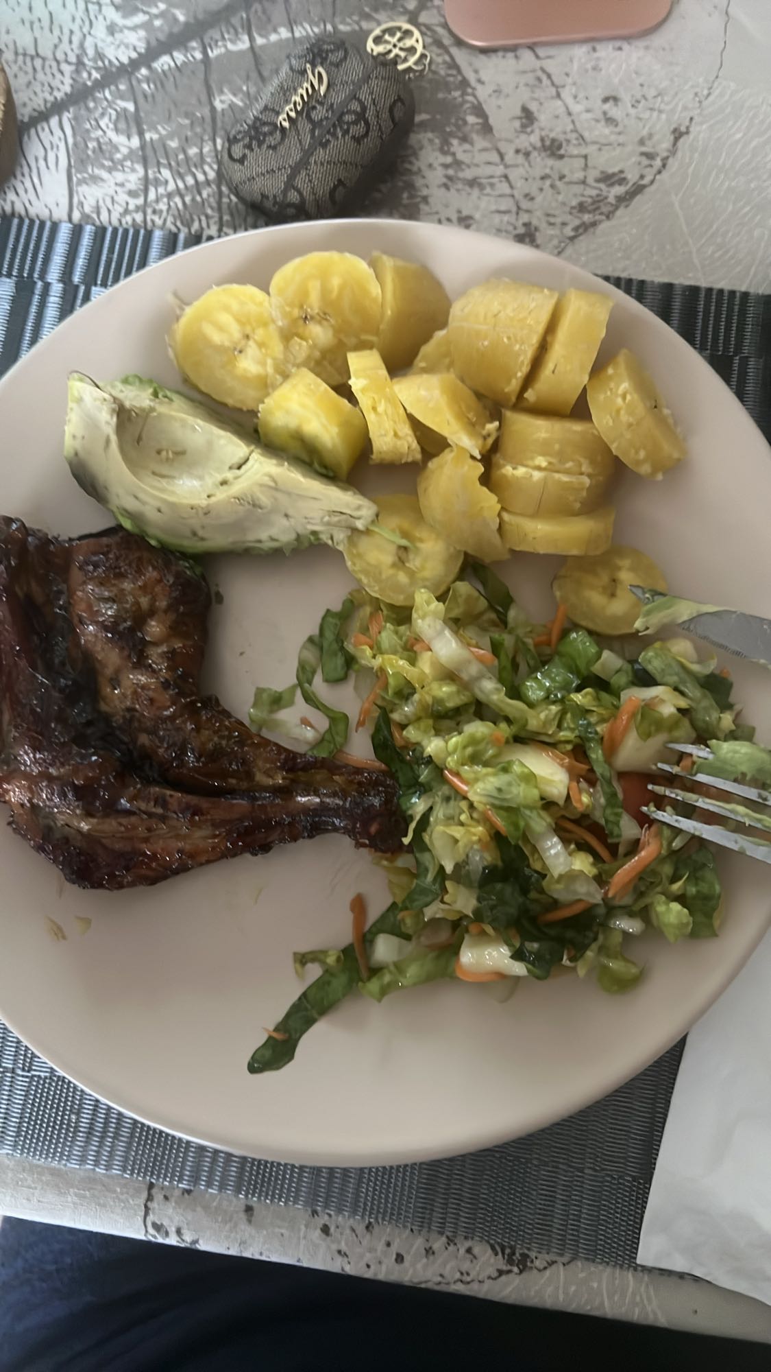 Pollo asado con plátano