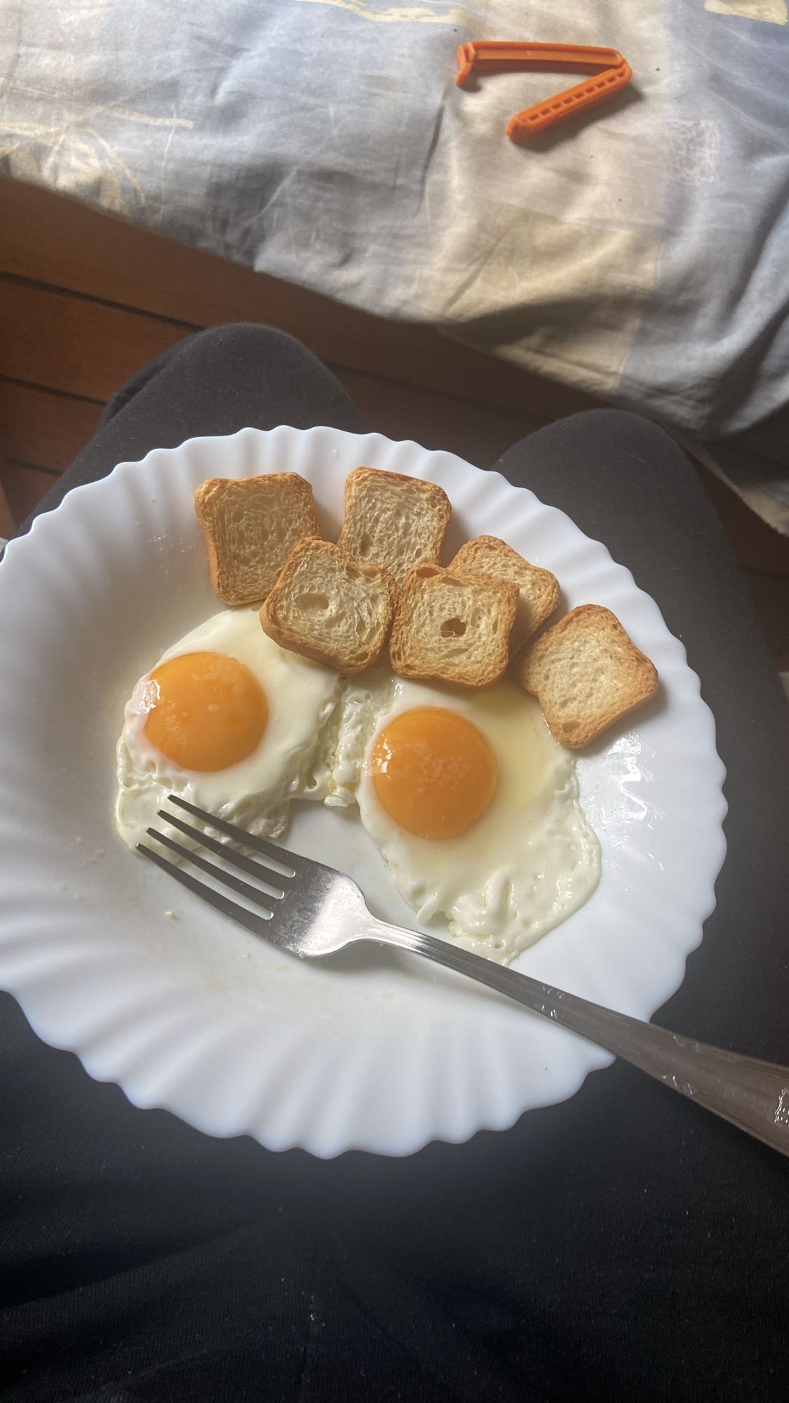 Huevos fritos con pan tostado