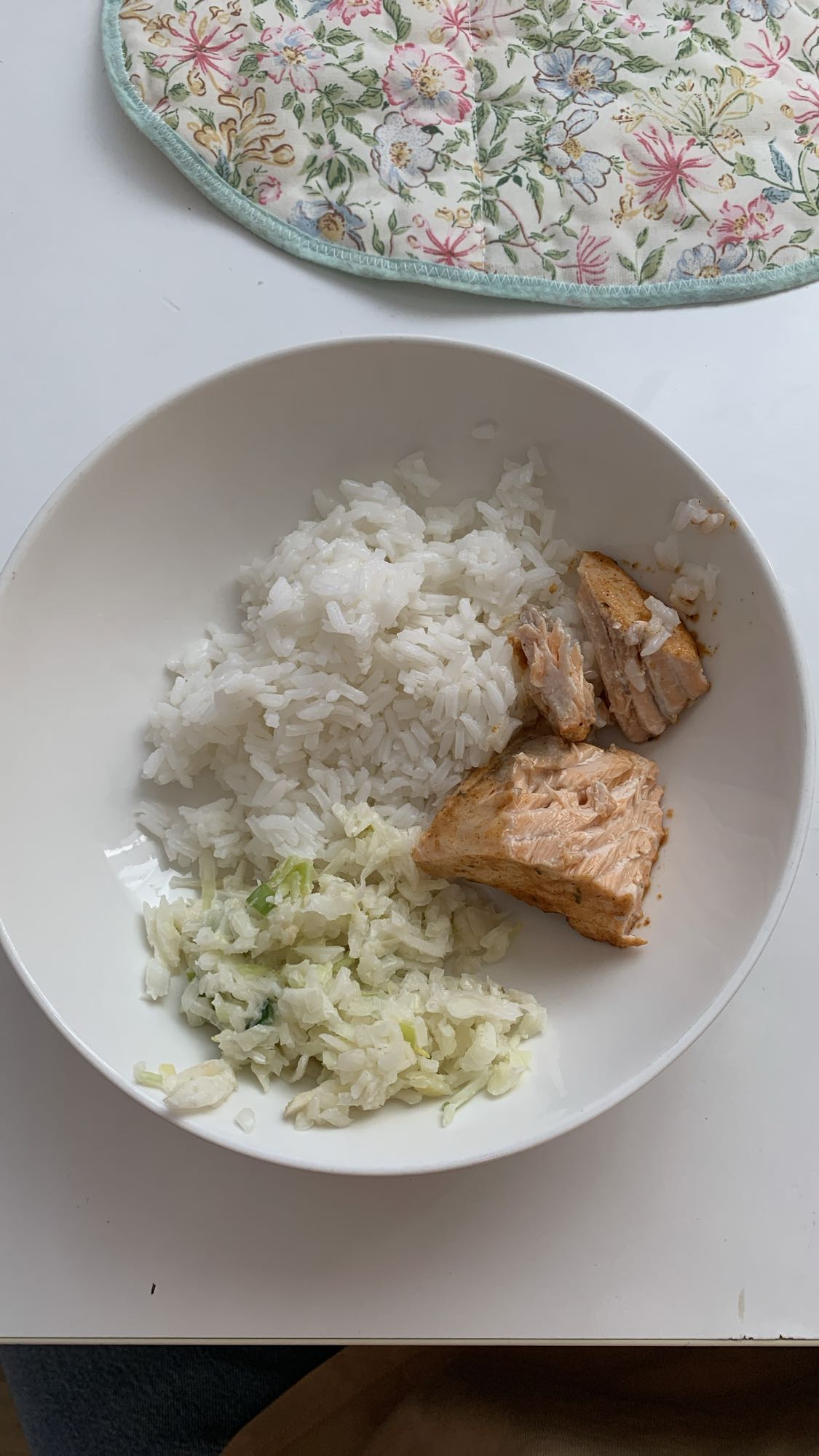 Łosoś z ryżem i surówką