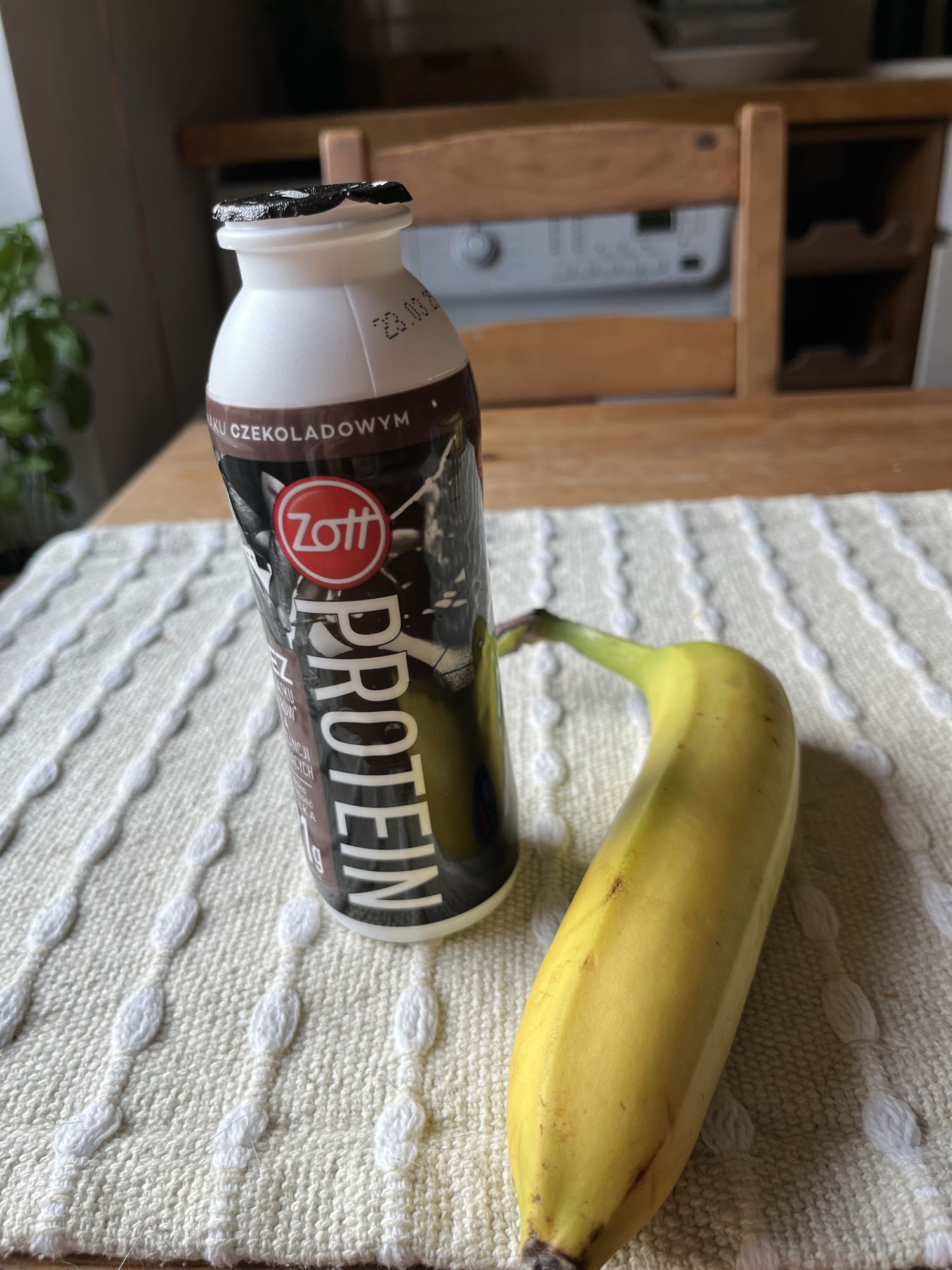 Banan i napój proteinowy