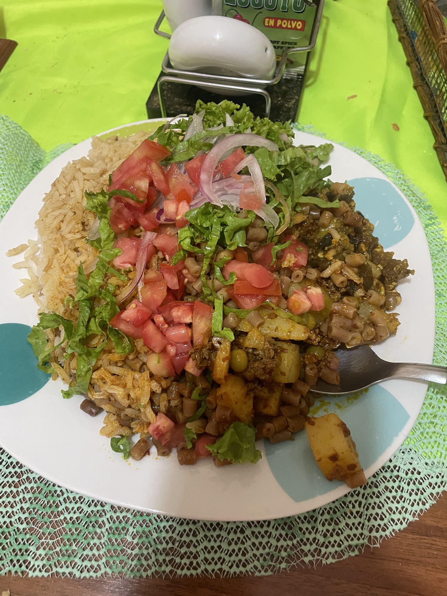 Arroz con menestra y ensalada