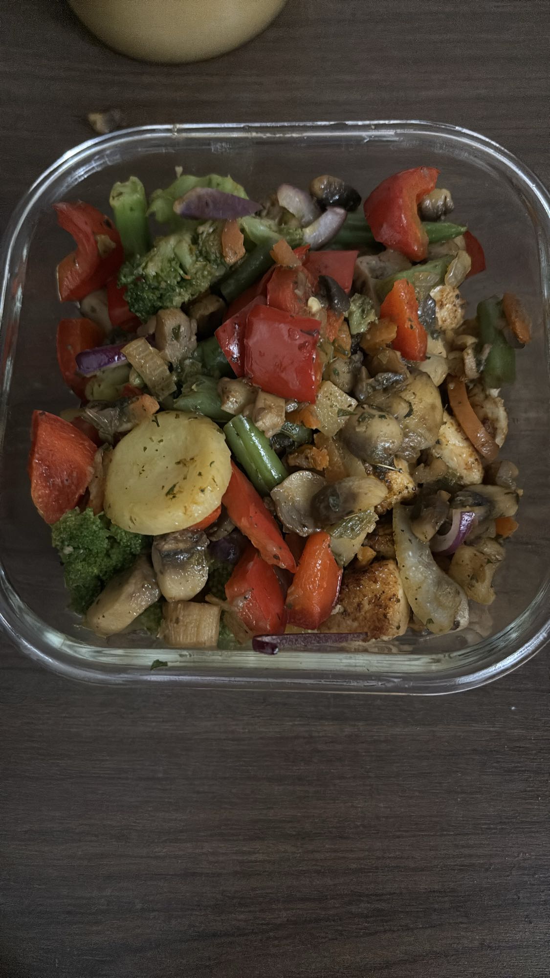 Warzywna sałatka z kurczakiem