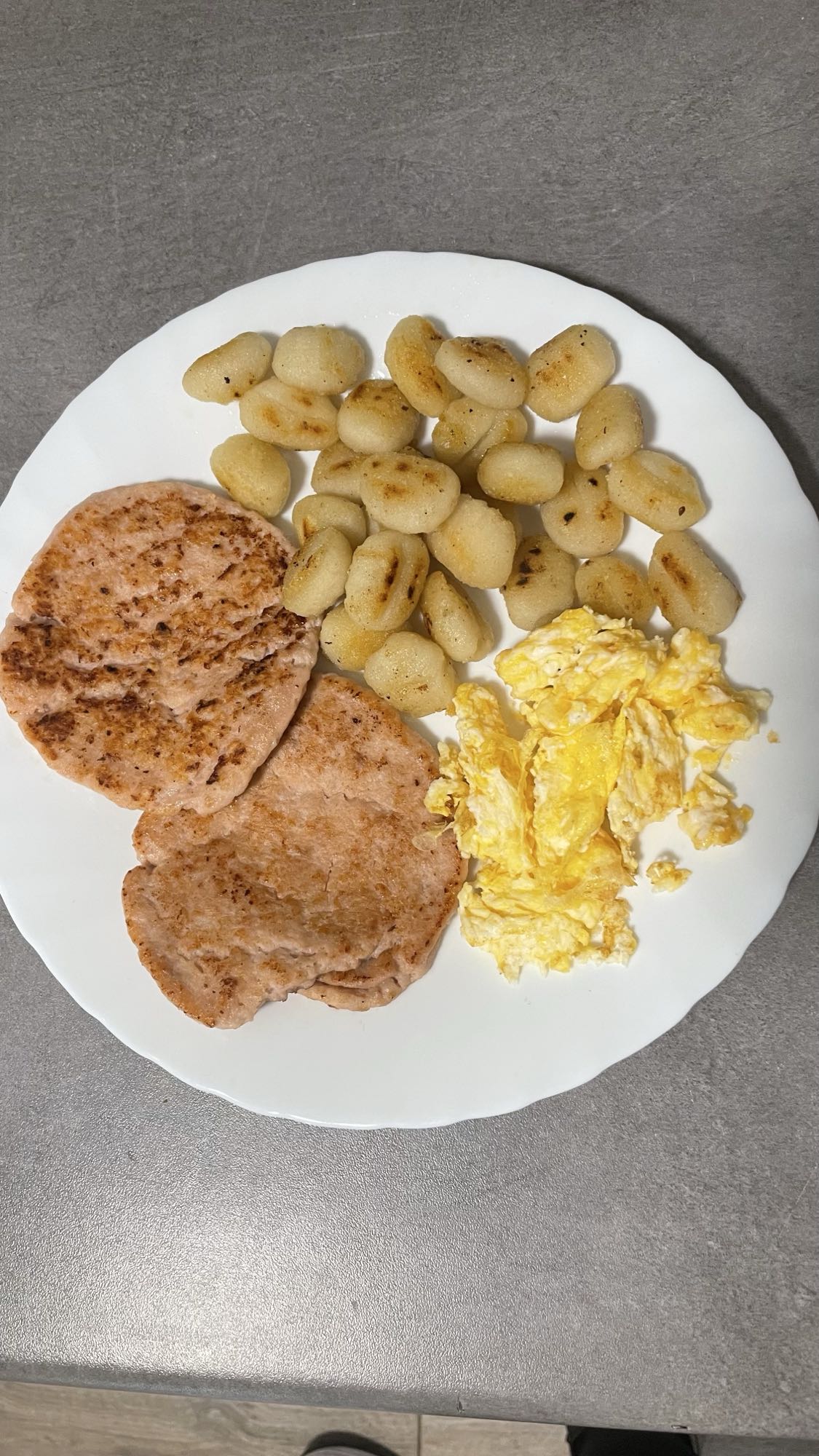 Plato de gnocchis y huevo