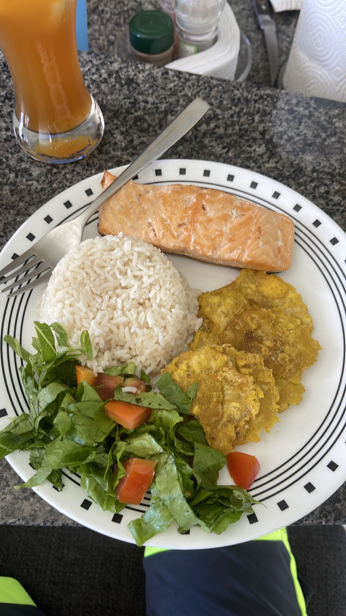 Salmón con arroz y tostones