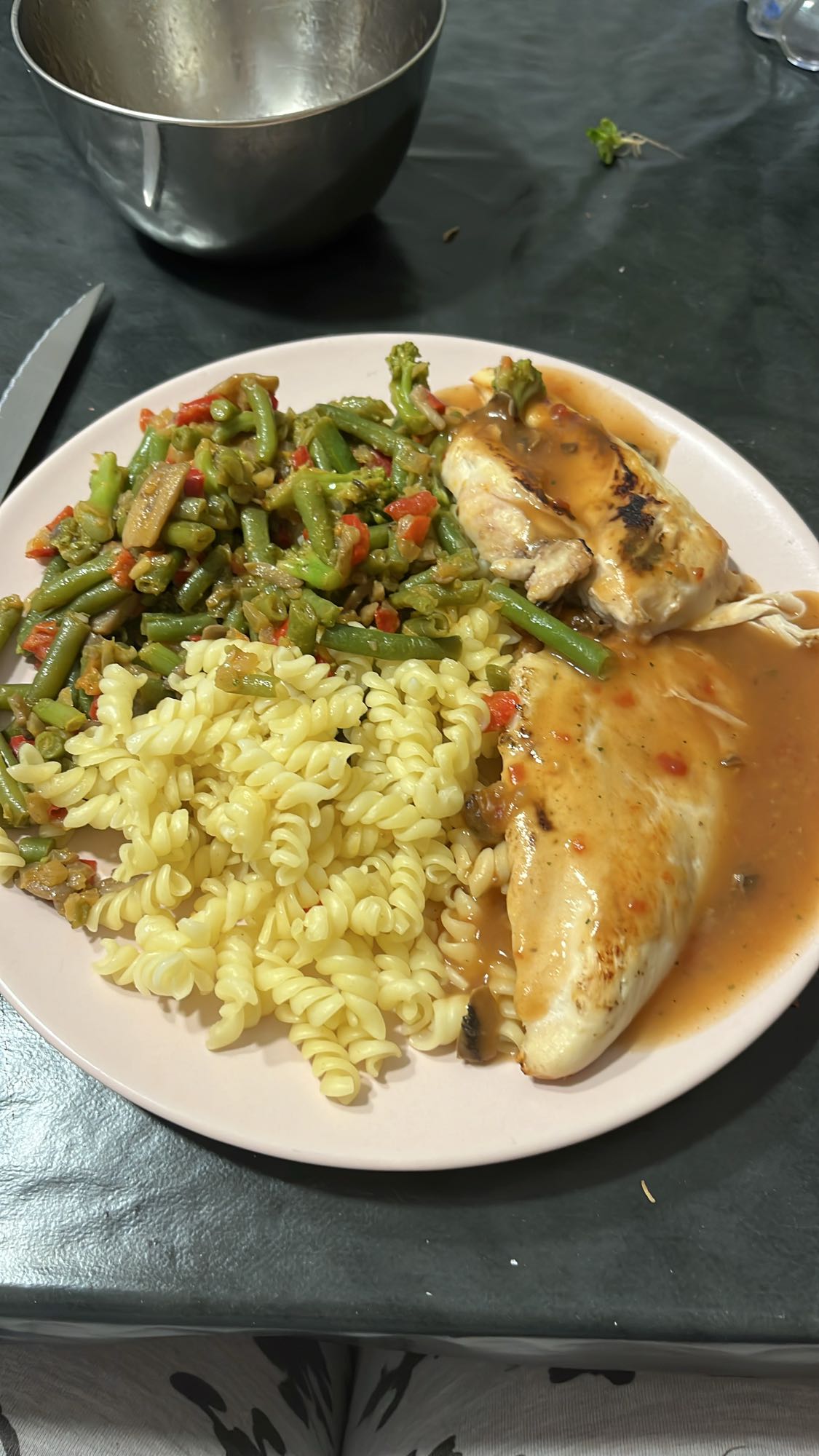 Poulet avec pâtes et légumes