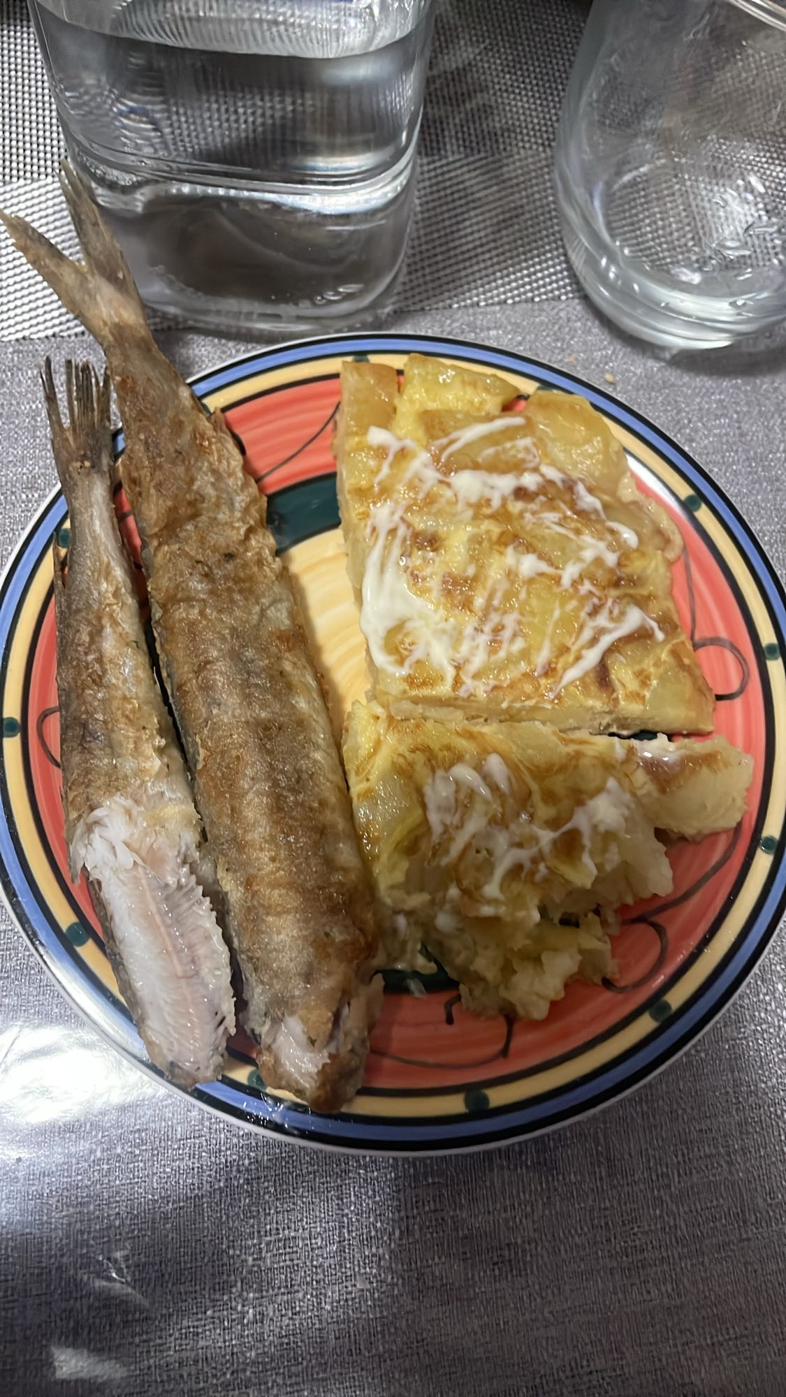 Pescado frito con tortilla