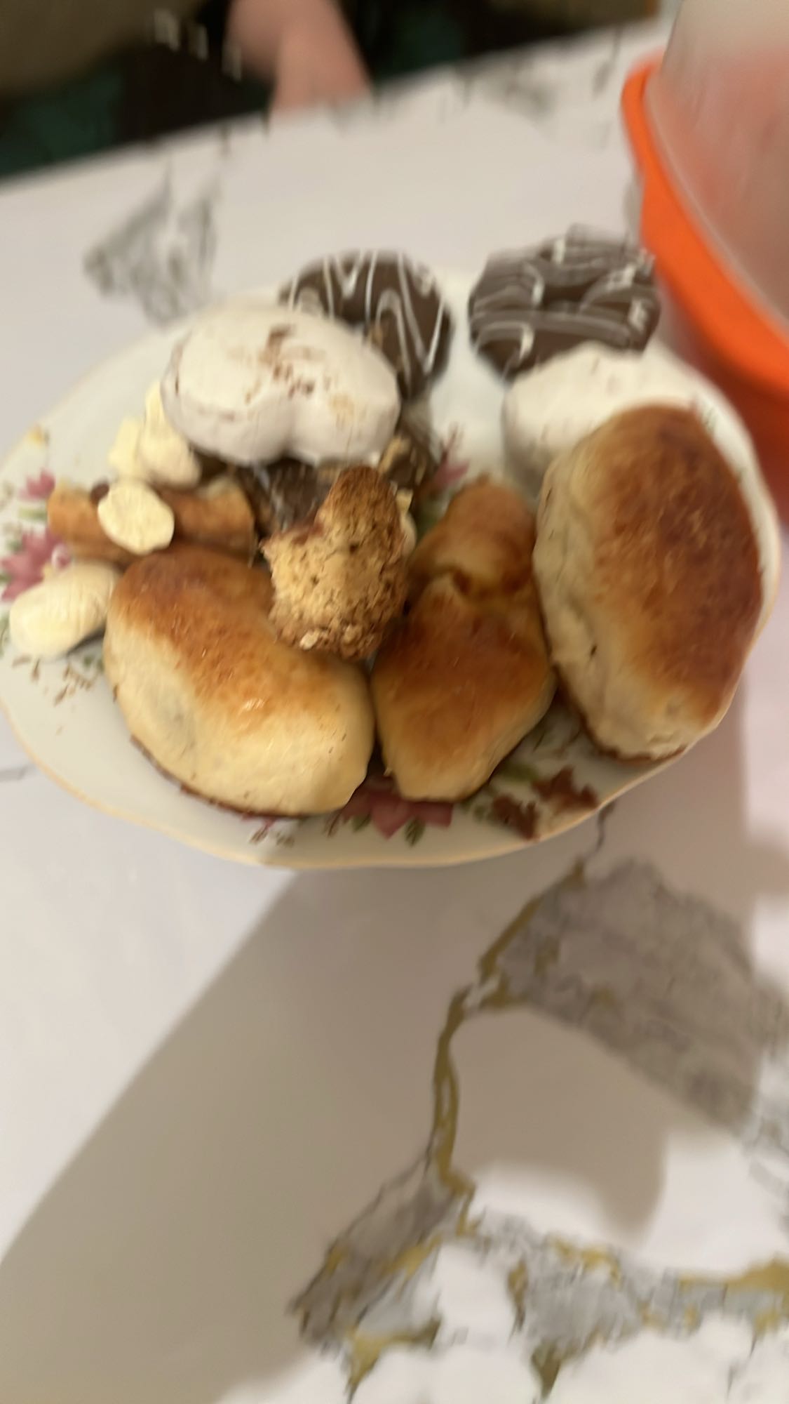 Тарелка с выпечкой