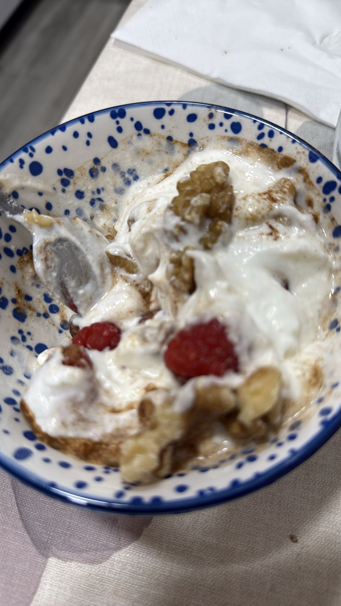 Yogur con nueces y frutas