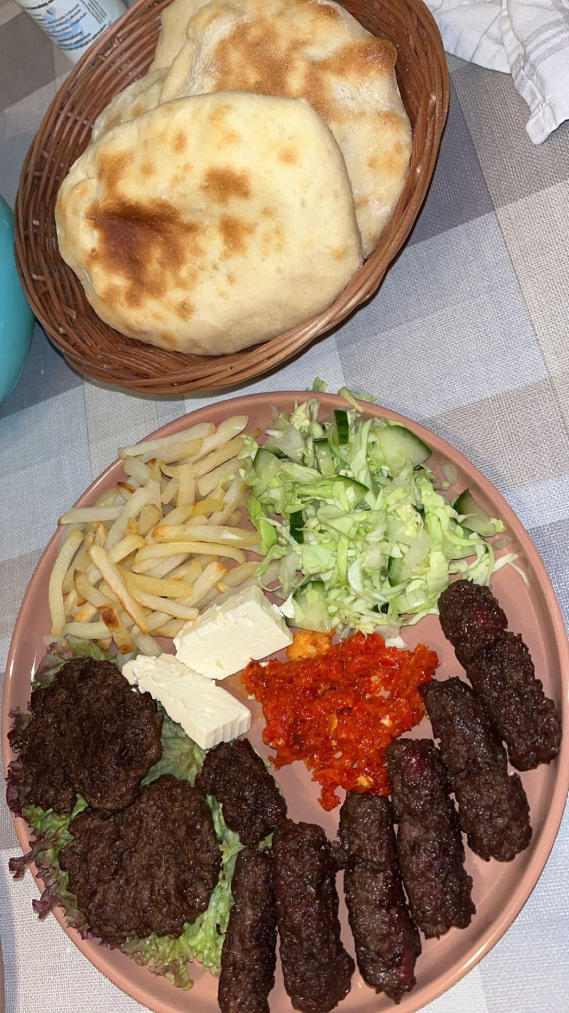 Ćevapi mit Beilagen