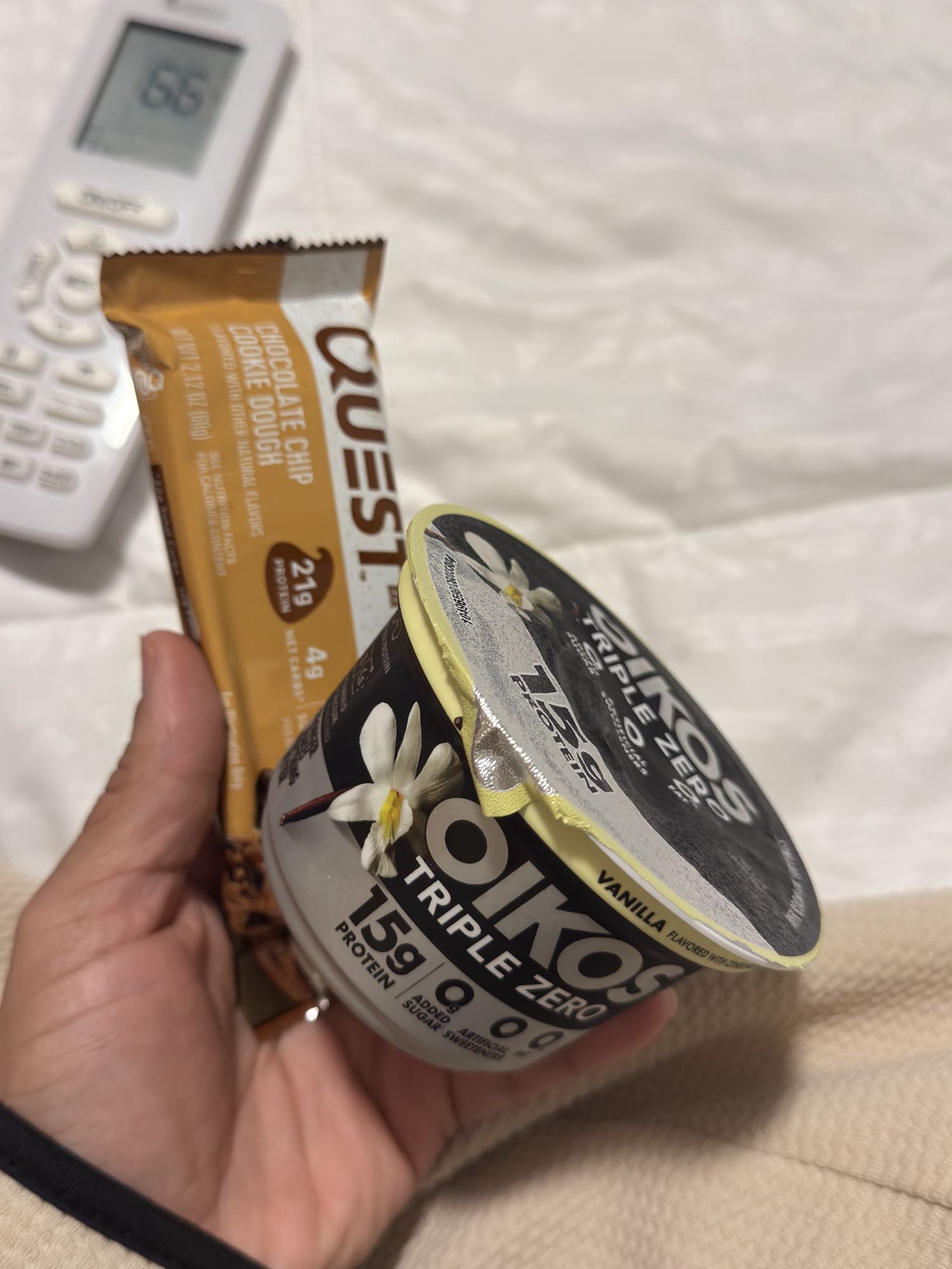Yogur y barra de proteína